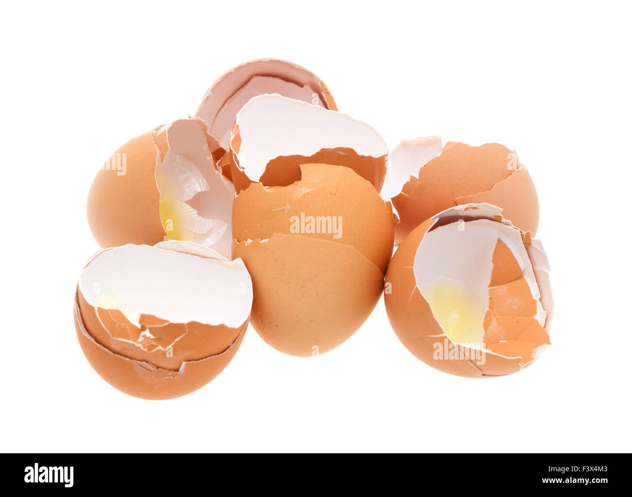 Un gruppo di rotte e marrone usato gusci d'uovo isolato su uno sfondo bianco. Foto Stock