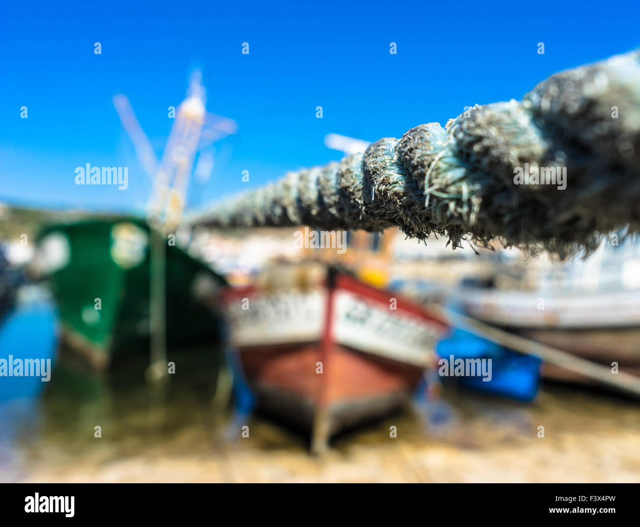 Una fune docks portoghese di una barca da pesca a Sesimbra, nei pressi di Lisbona. Settembre, 2015. Foto Stock