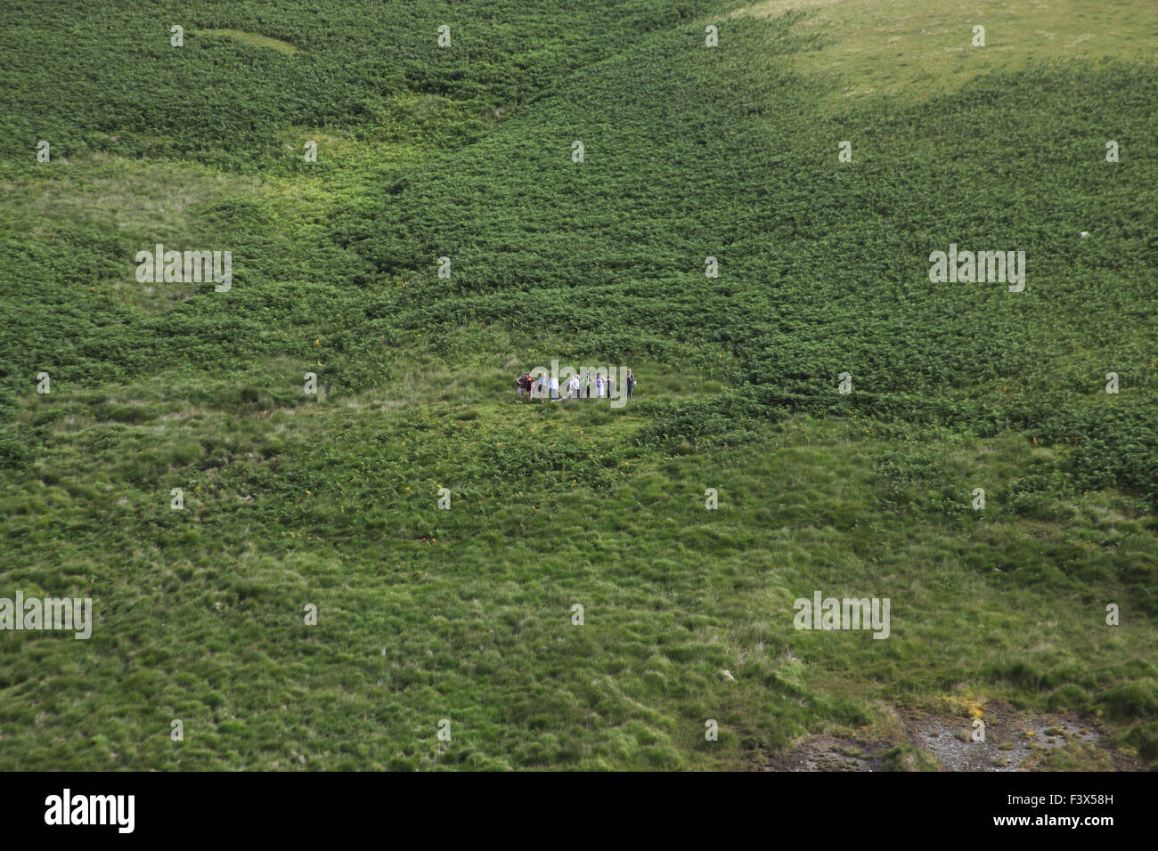 Walkers sulla collina sopra Craig goch serbatoio nell'Elan valley Foto Stock
