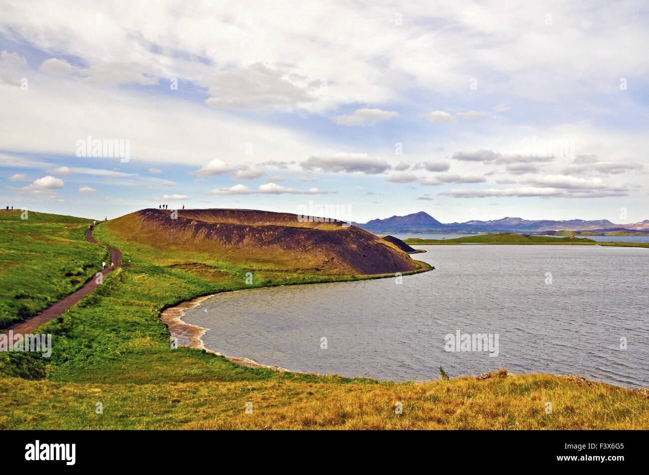 Il lago Mývatn con uno pseudo crateri Foto Stock