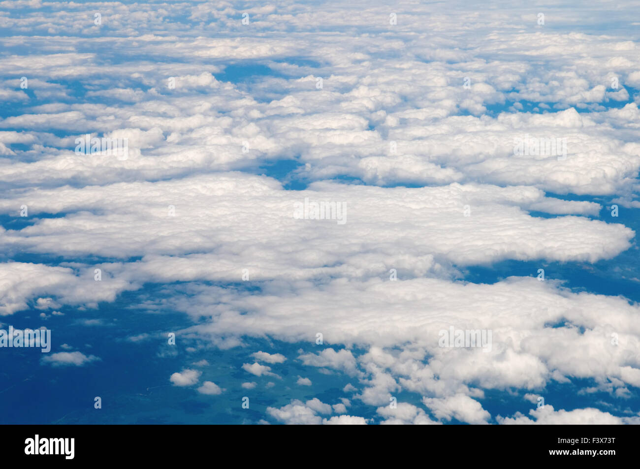 Blue sky con cotone come nuvole Foto Stock