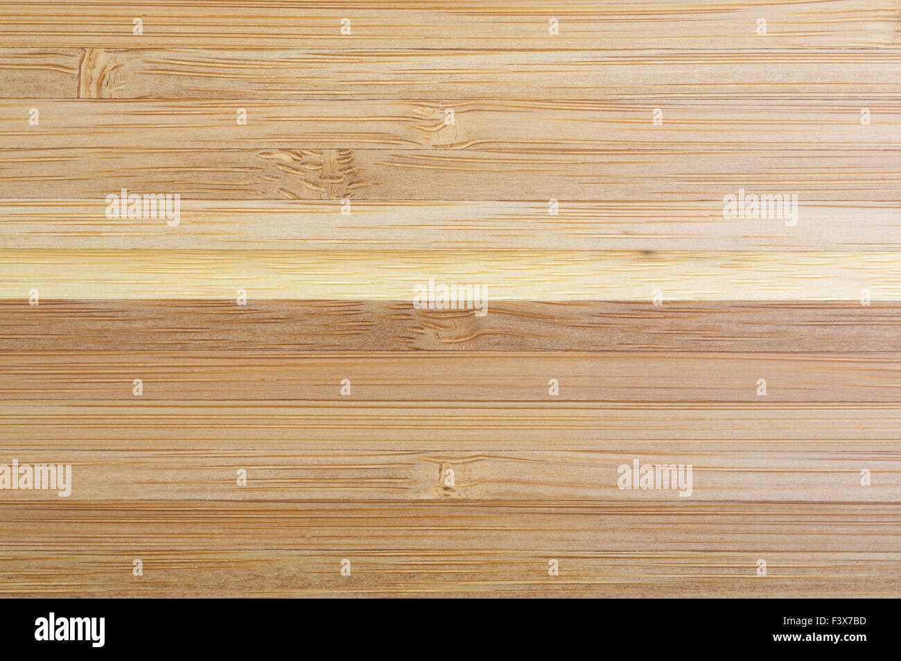 Vista dall'alto di un grande legno laminato tavolo illuminato con luce naturale. Foto Stock