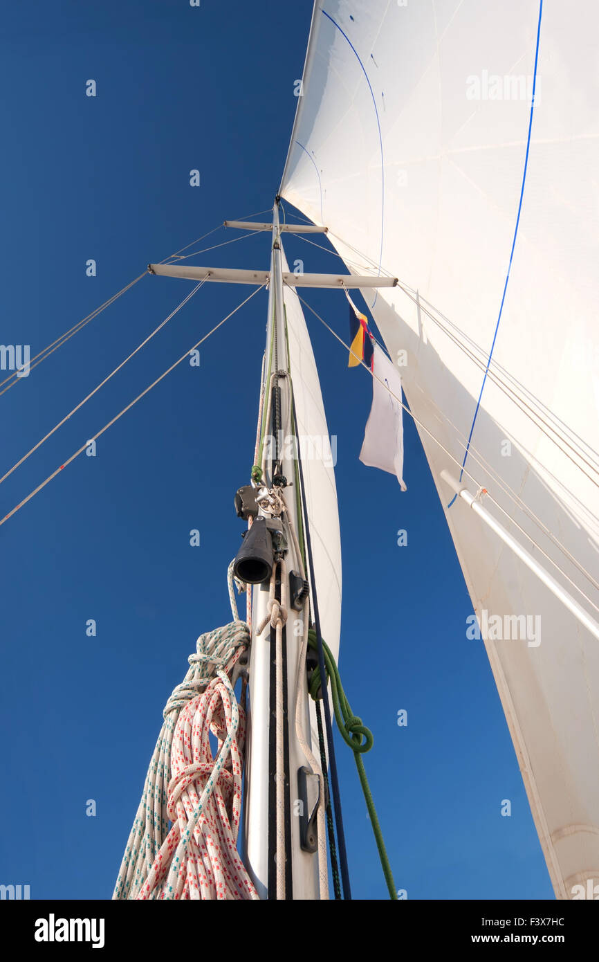 Montante di yacht in cielo blu Foto Stock