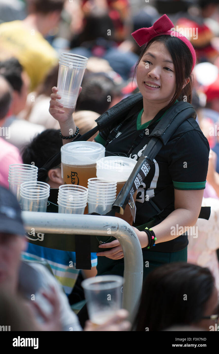 Hong Kong Stadium fornitore di birra la vendita ai tifosi. Foto Stock