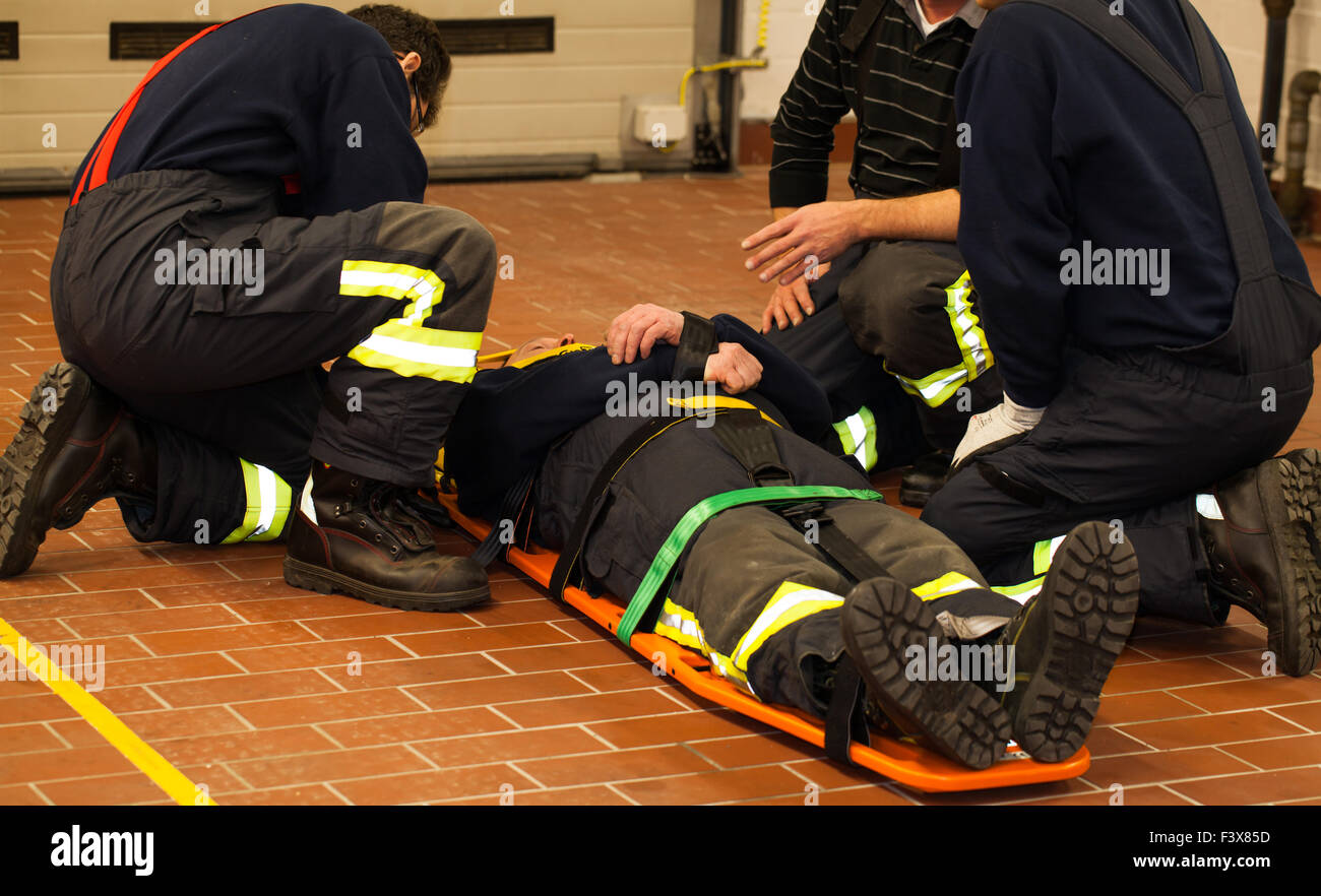 Fire Rescue primo aiuto con portante Foto Stock