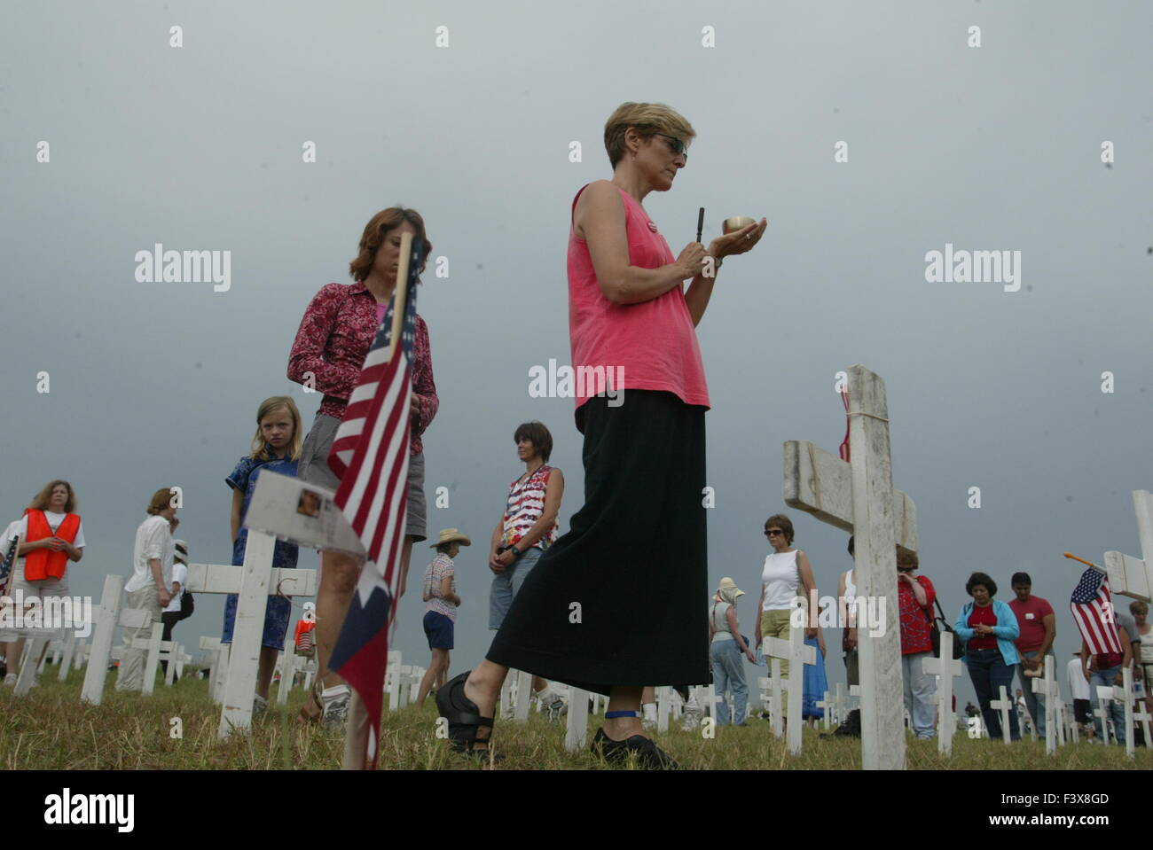 Anti-War manifestanti, lungo con attivista Cindy Sheehan, raccogliere in Crawford, Texas per protestare contro George W Bush. Sheehan aveva chiesto di parlare a Bush circa la morte di suo figlio Casey Sheehan durante la guerra in Iraq, ma Bush ha rifiutato di parlare con lei. Sheehan giurò di camp fuori fino a quando Bush ha parlato con lei, ma non ha mai fatto. Foto Stock