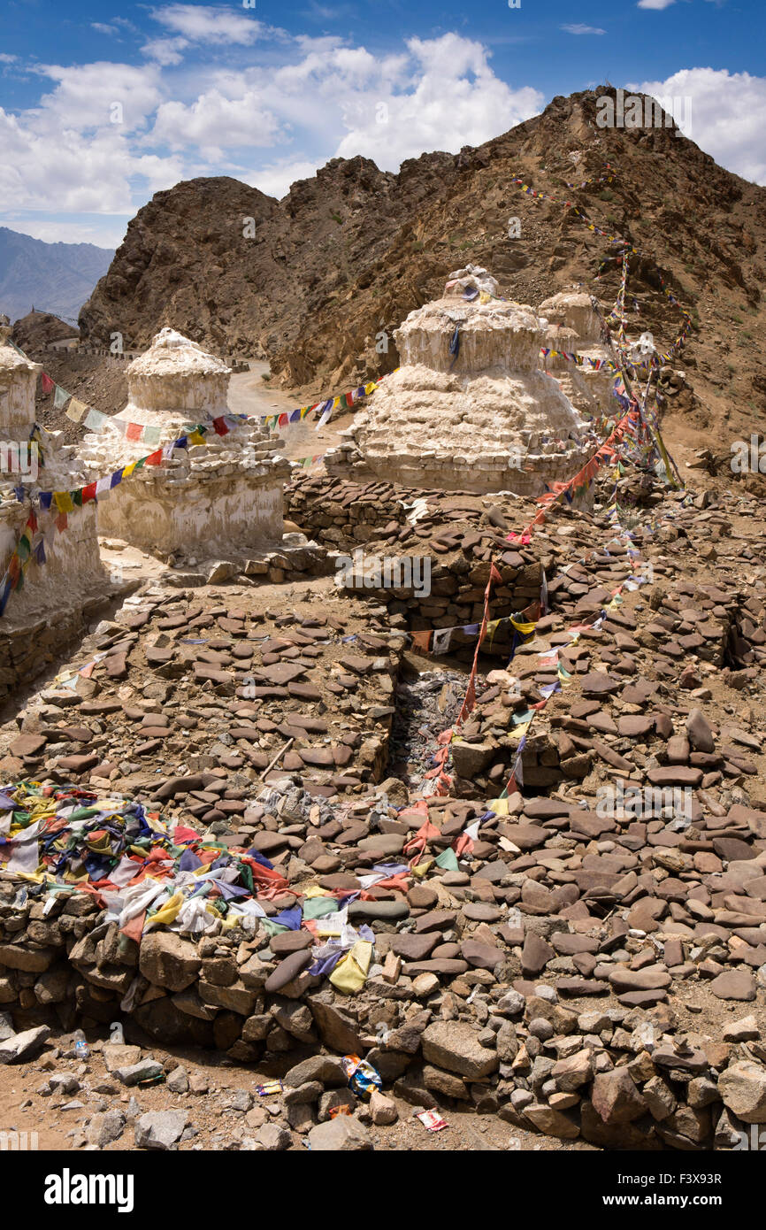 India, Jammu e Kashmir, Ladakh Leh, linea di chortens e mani parete in corrispondenza di ingresso al Namgyal Tsemo Gompa monastero Foto Stock