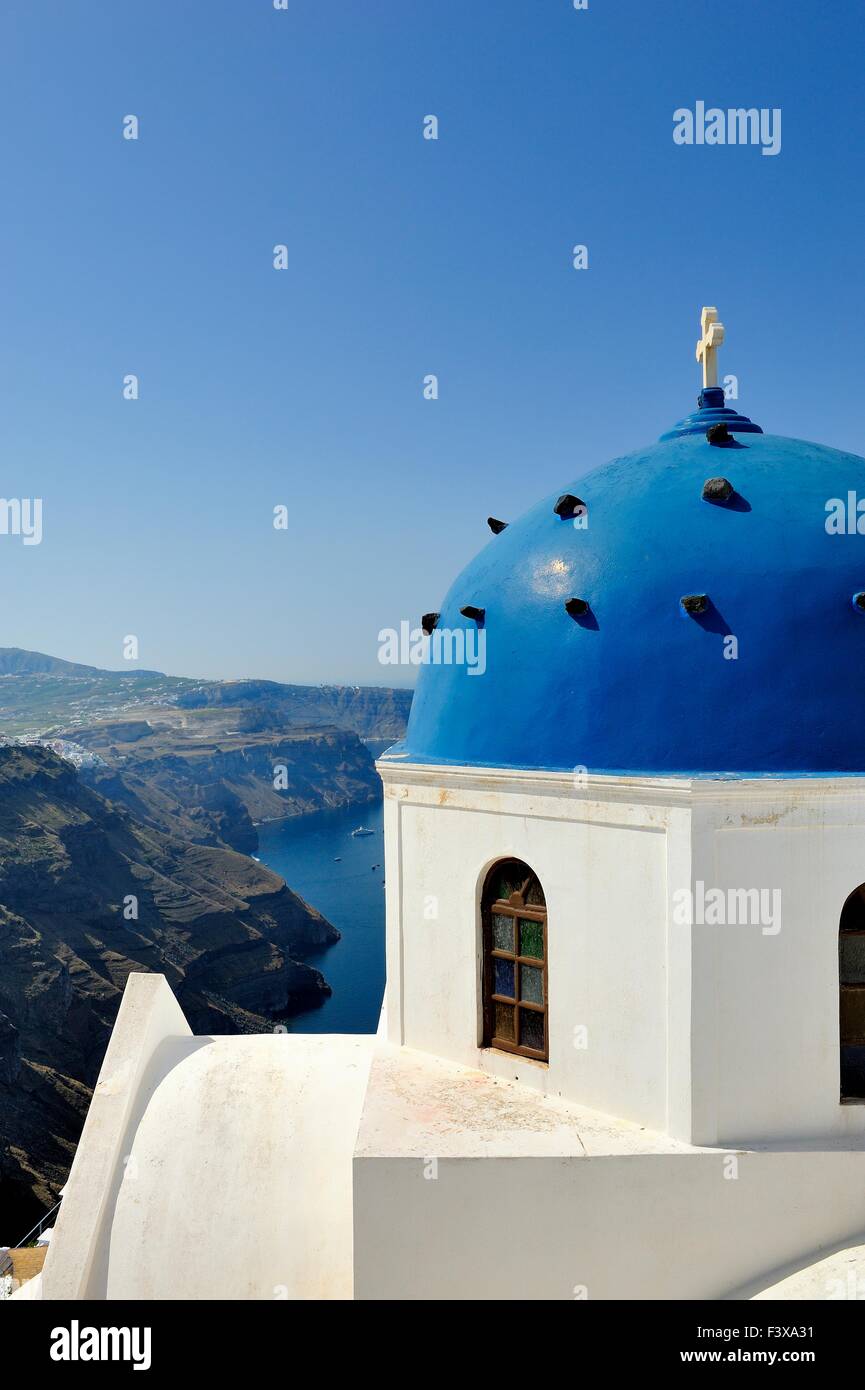 Un tipico iconica cupola blu chiesa sull isola di Santorini Grecia Foto Stock