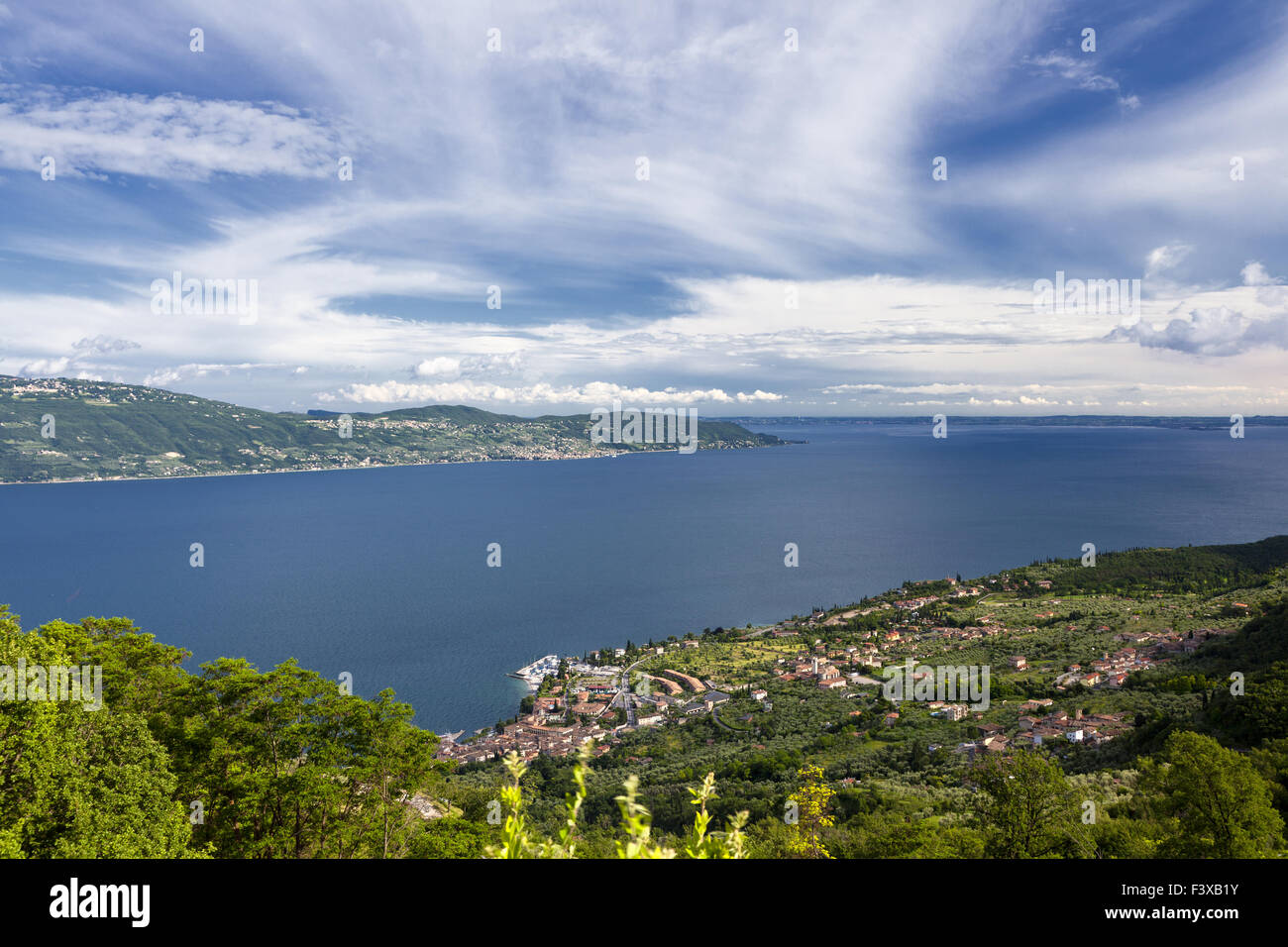 Vista di Gargnano sul lago di garda Foto Stock