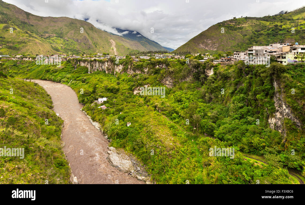 La città in una valle in Ecuador Foto Stock