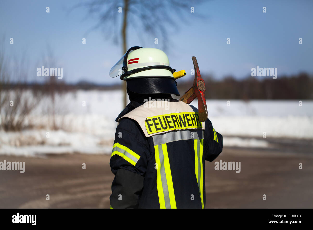 Vigile del fuoco vigile del fuoco con ax Foto Stock