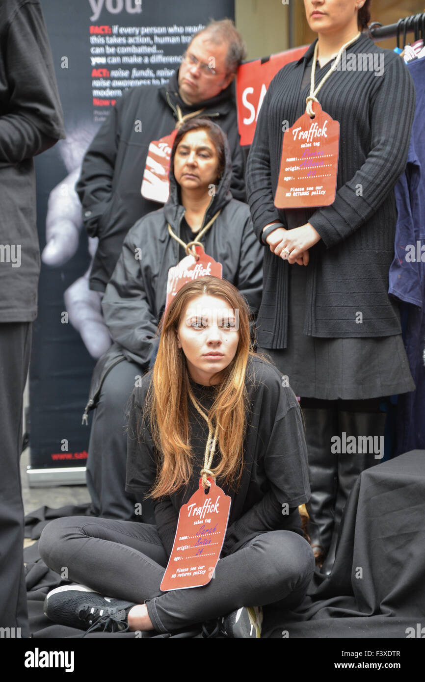 L'Esercito della Salvezza moderni schiavi drammatica ricostruzione su Oxford Street Foto Stock