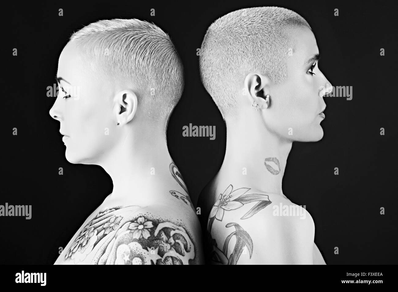 Belle donne con capelli corti e tatuaggi Foto Stock
