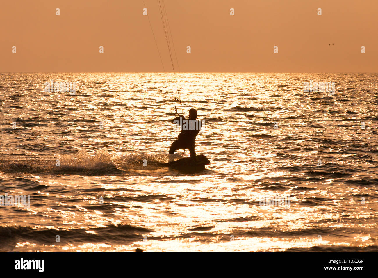 Il kite surf a vela in mare Foto Stock