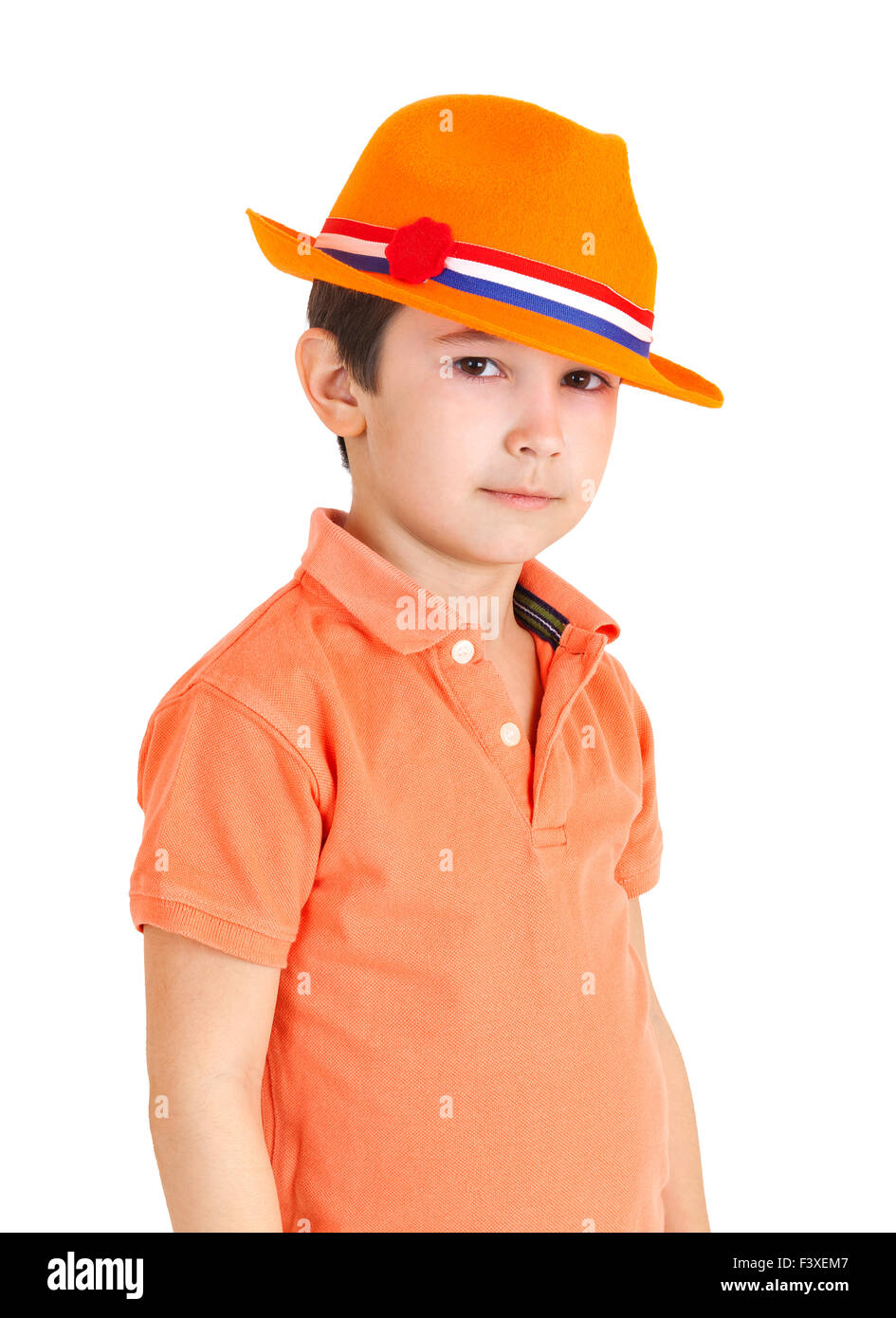 Il ragazzo in una maglietta arancione e un cappello Foto Stock