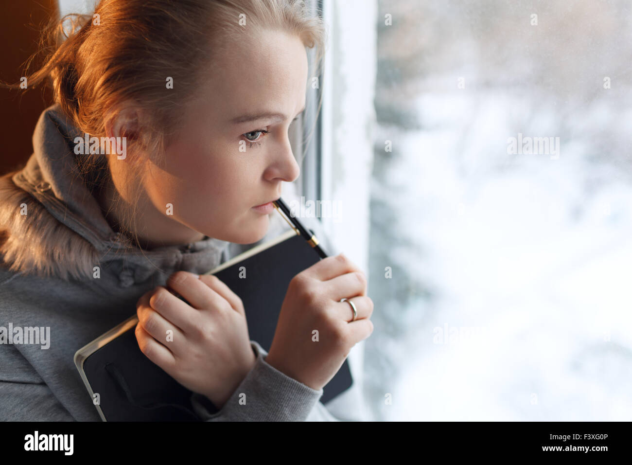 Giovane ragazza in un profondo pensiero Foto Stock