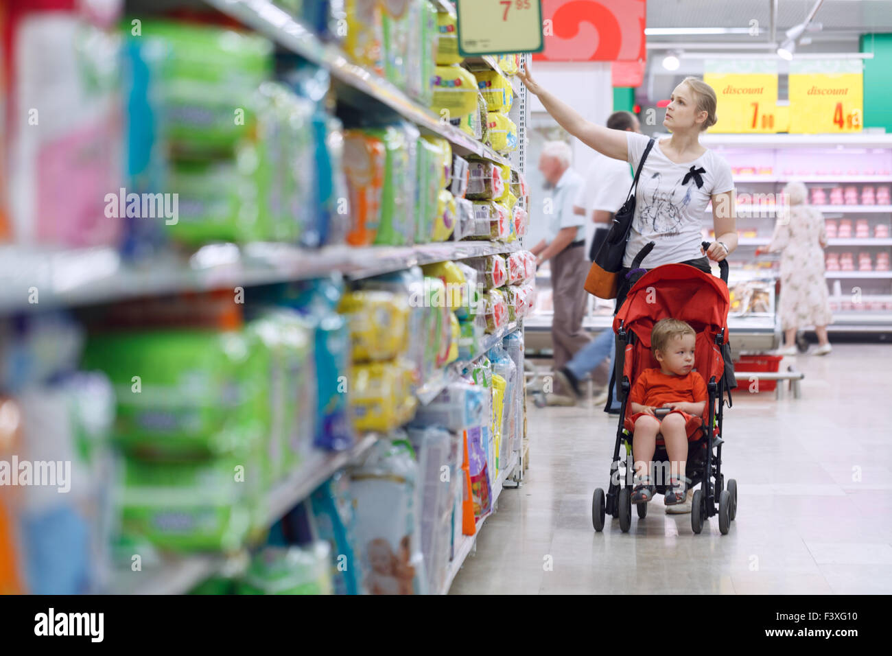 Madre con il suo ragazzo nel supermercato Foto Stock