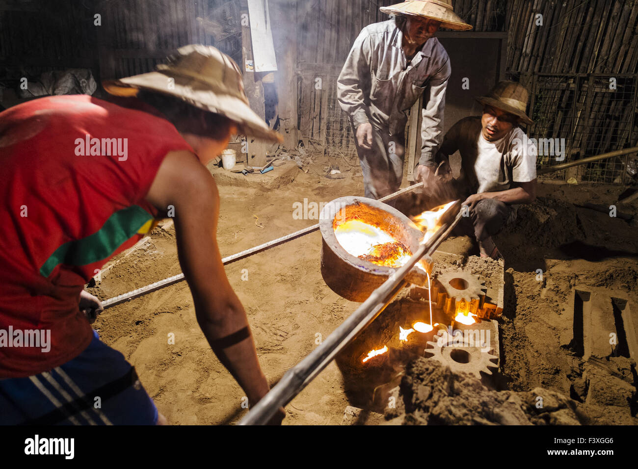 Colata di metallo, Nyaung Shwe, Myanmar Foto Stock