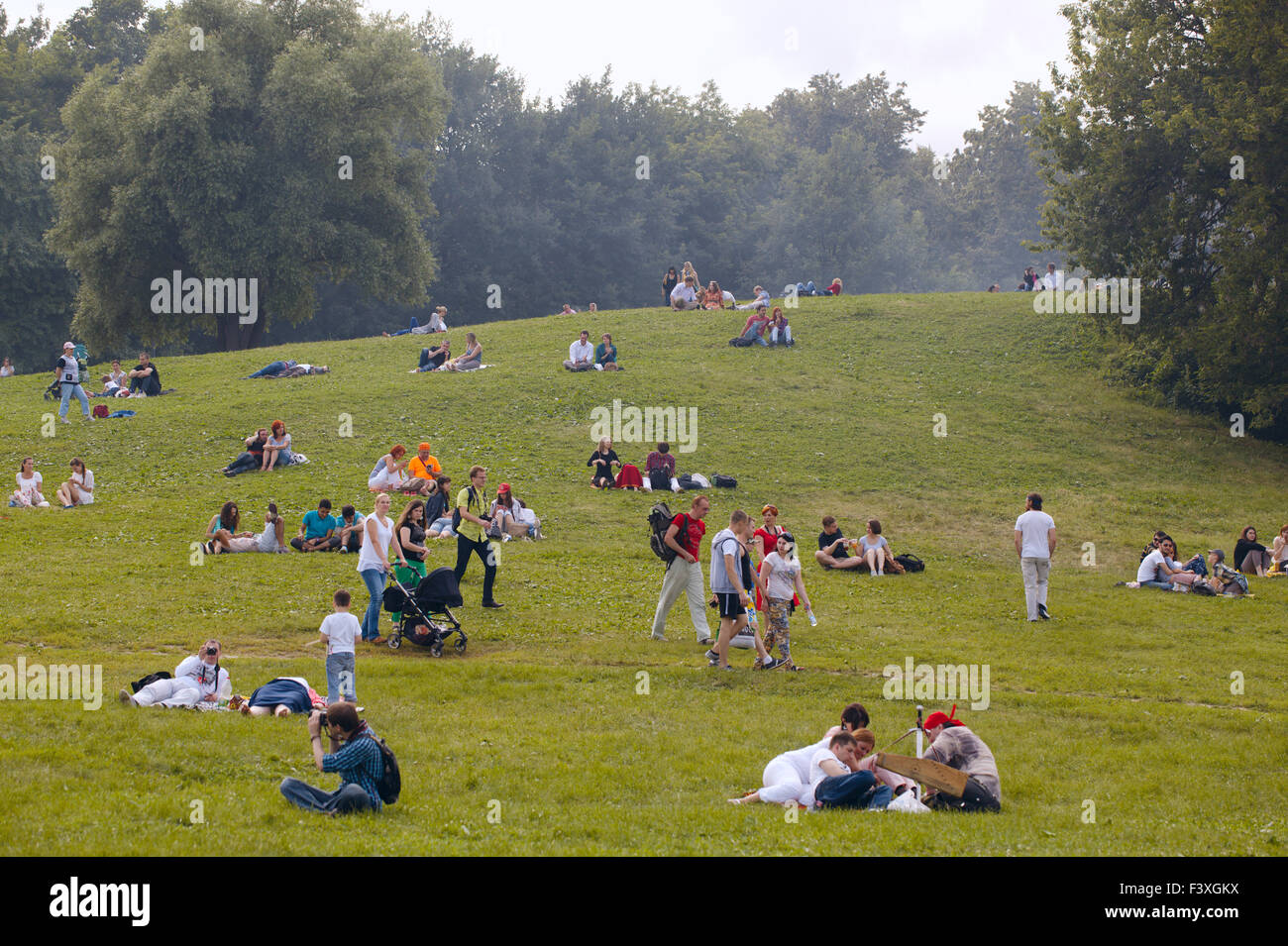 Le persone hanno un resto presso il parco Kolomenskoe Foto Stock