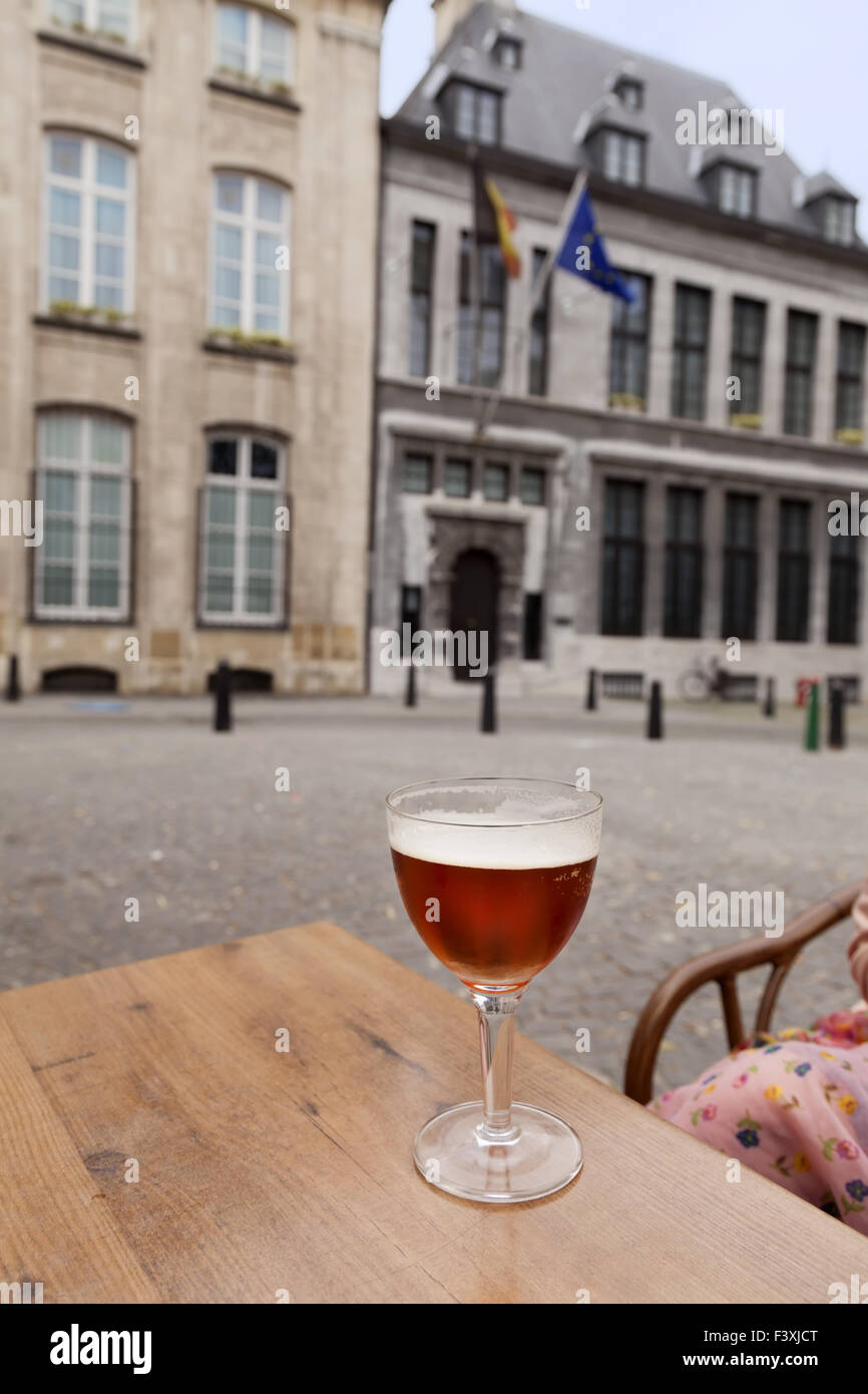 Bicchiere di birra sul tavolo nel ristorante di strada Foto Stock