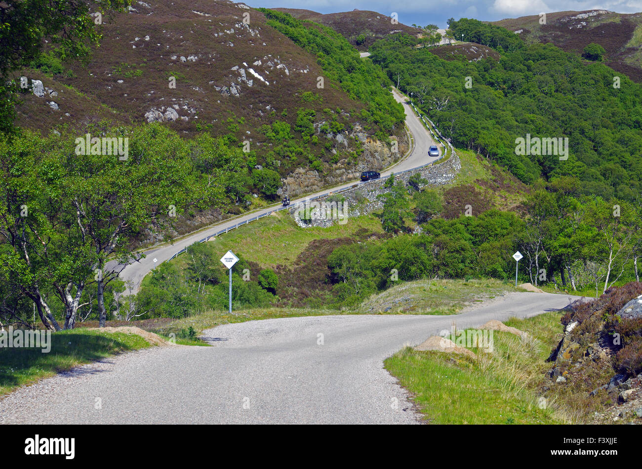 Ripida strada costiera a nord di Ullapool Foto Stock