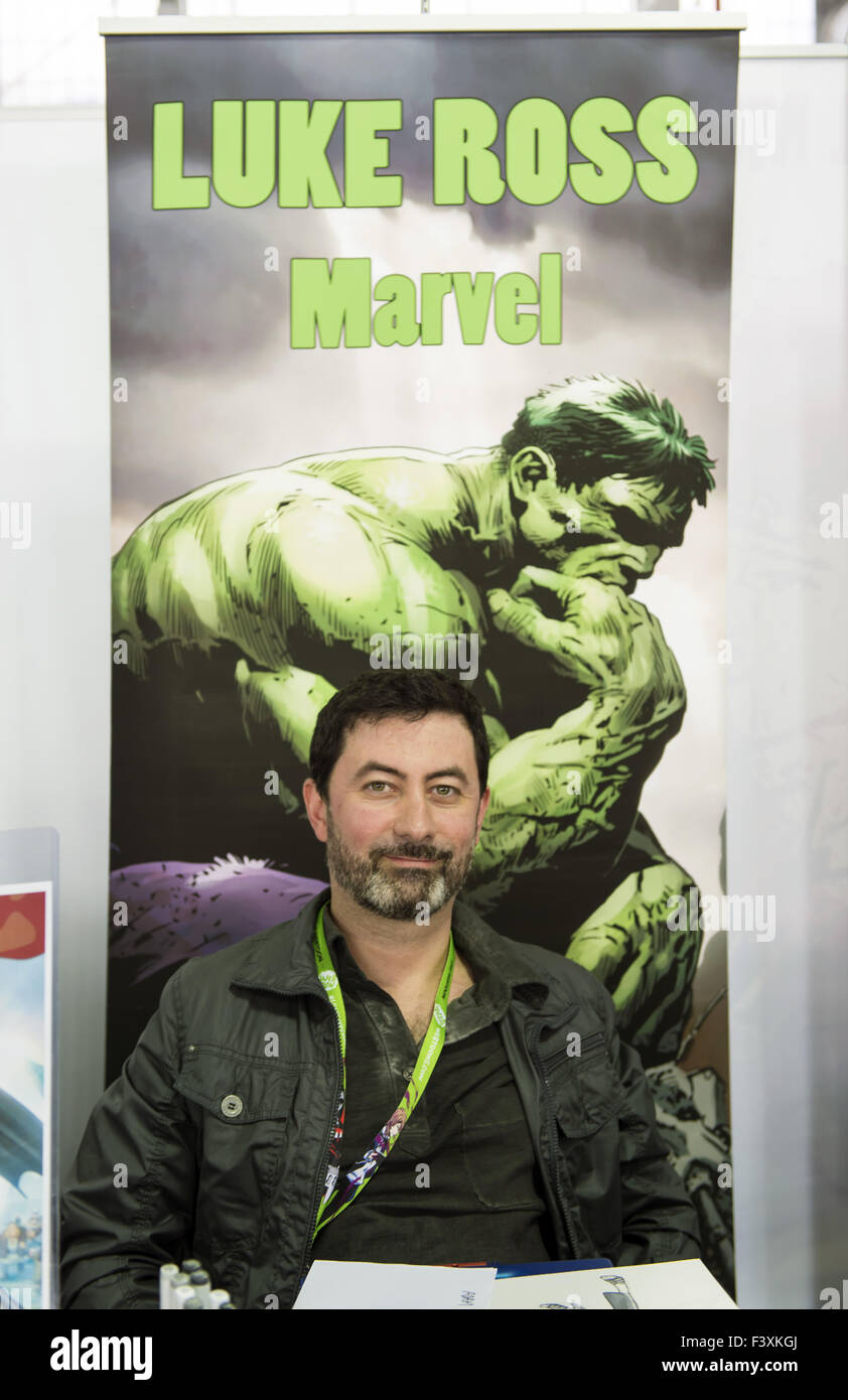 La città di New York, New York, Stati Uniti d'America. 10 ottobre, 2015. Artista Luca Ross si trova nella parte anteriore del banner con il suo disegno di Hulk variante coperchio dalla Marvel Comics, all'artista Vicolo della decima edizione della New York Comic Con. NYCC 2015 dovrebbe essere il più grande di sempre con oltre 160.000 frequentare durante i 4 giorni di evento ReedPOP, a partire dal 8 ottobre attraverso 11 Ott al Javits Center di Manhattan © Ann Parry/ZUMA filo/Alamy Live News Foto Stock