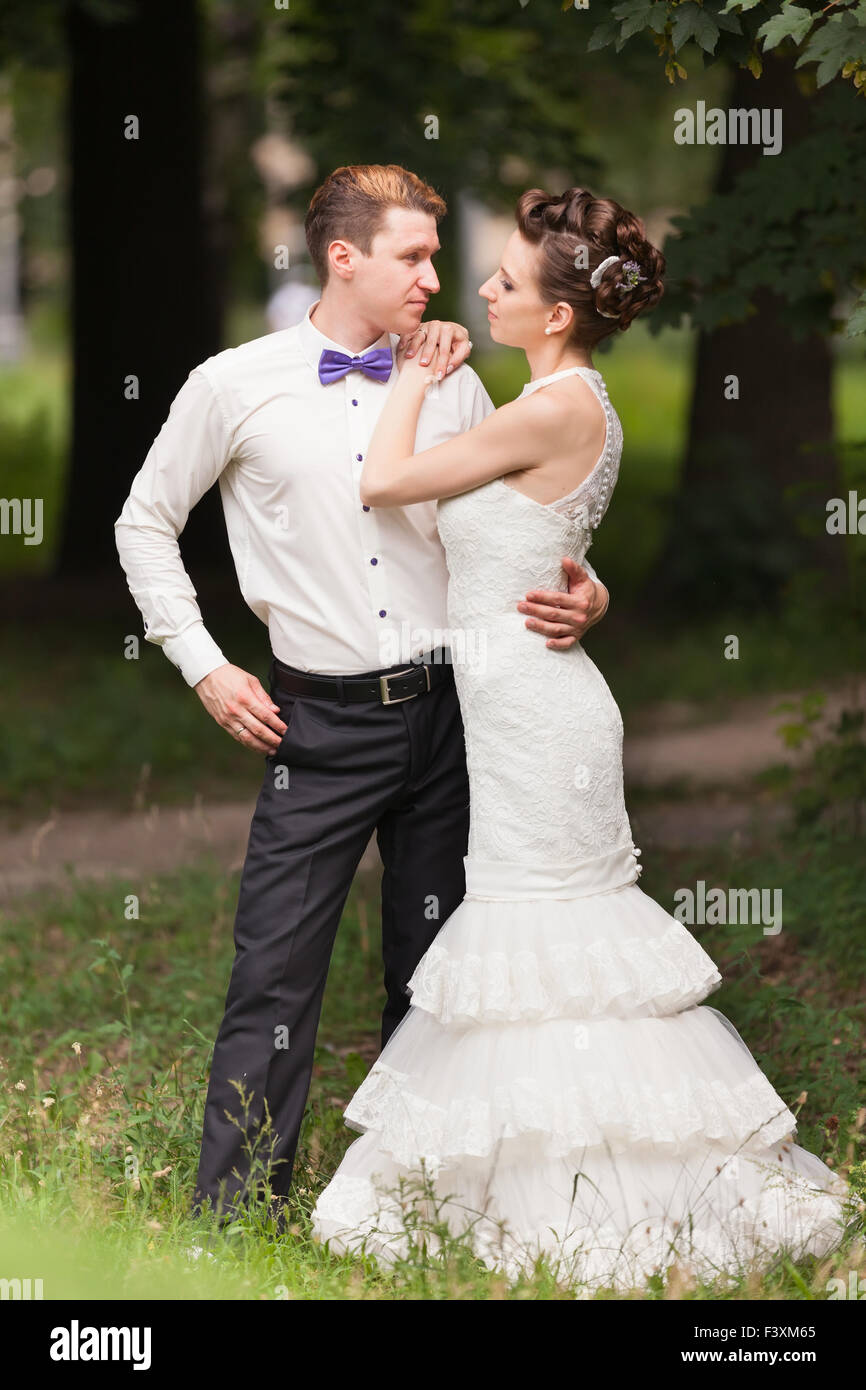 Appena una coppia sposata nel parco Foto Stock