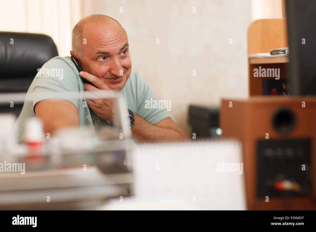 Di mezza età imprenditore sul telefono Foto Stock