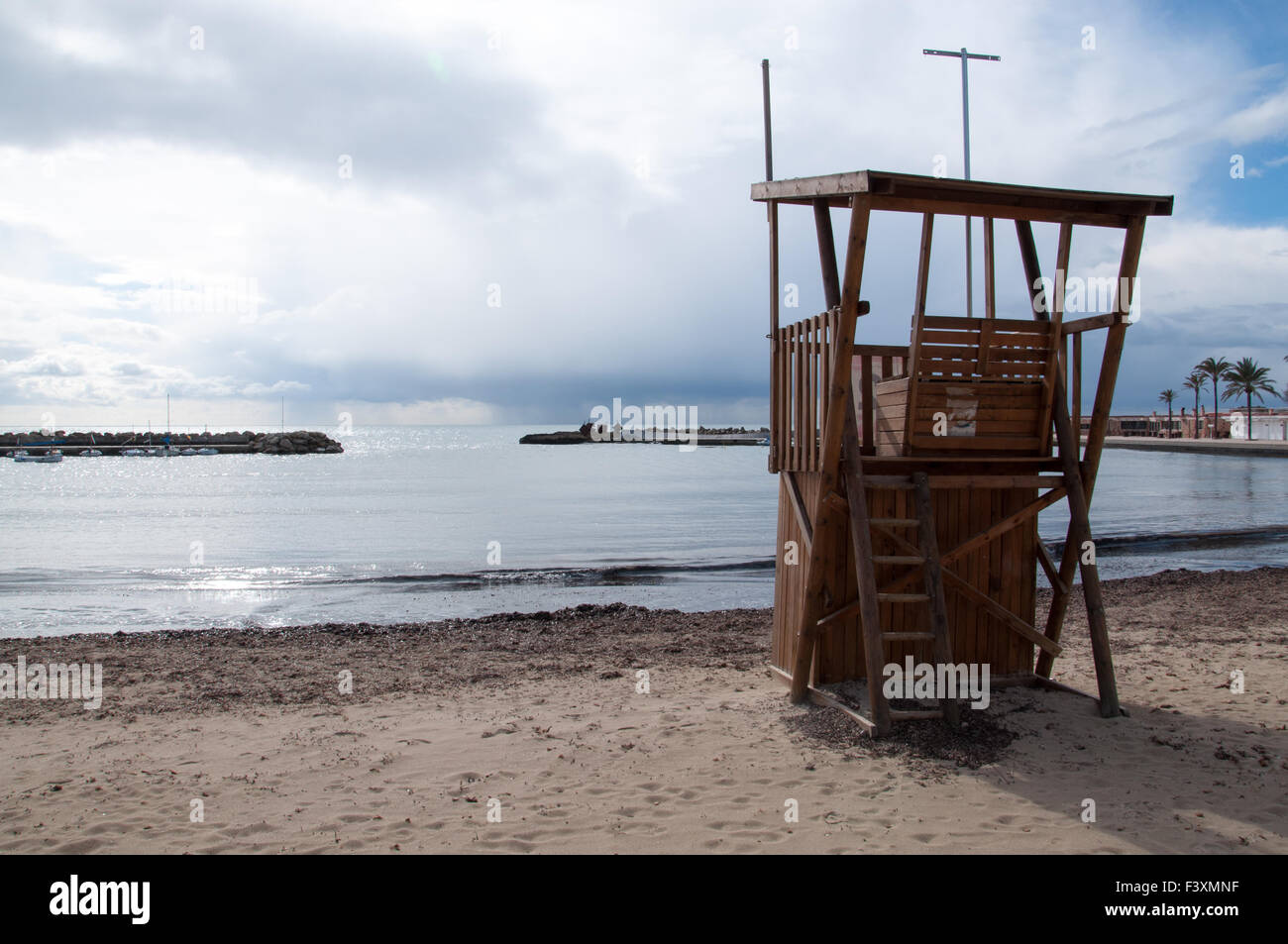 La vita torre di guardia sulla spiaggia vuota Foto Stock