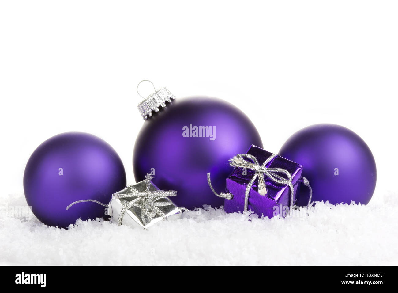 Le palle di Natale viola con presenta Foto Stock
