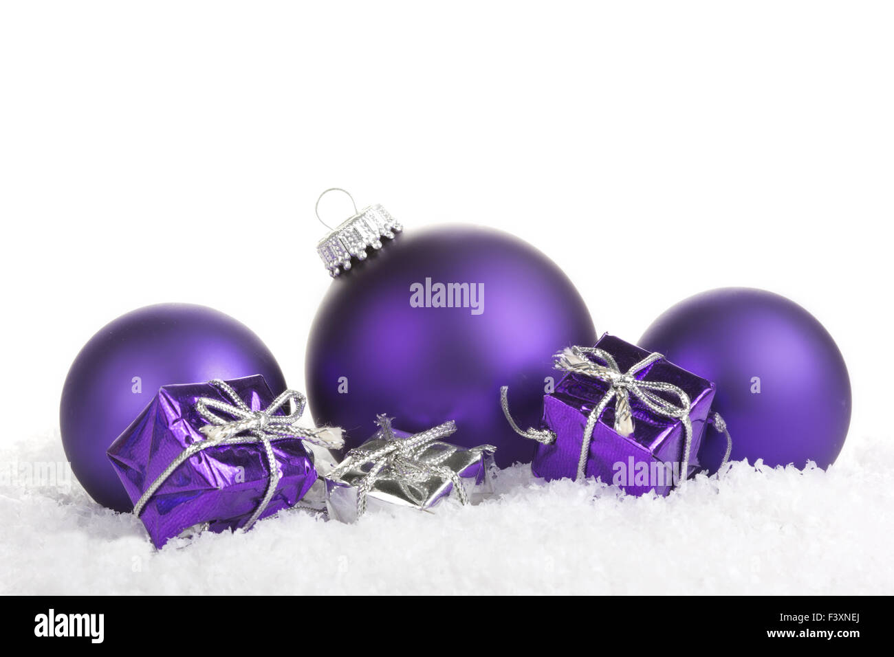 Le palle di Natale viola con presenta Foto Stock