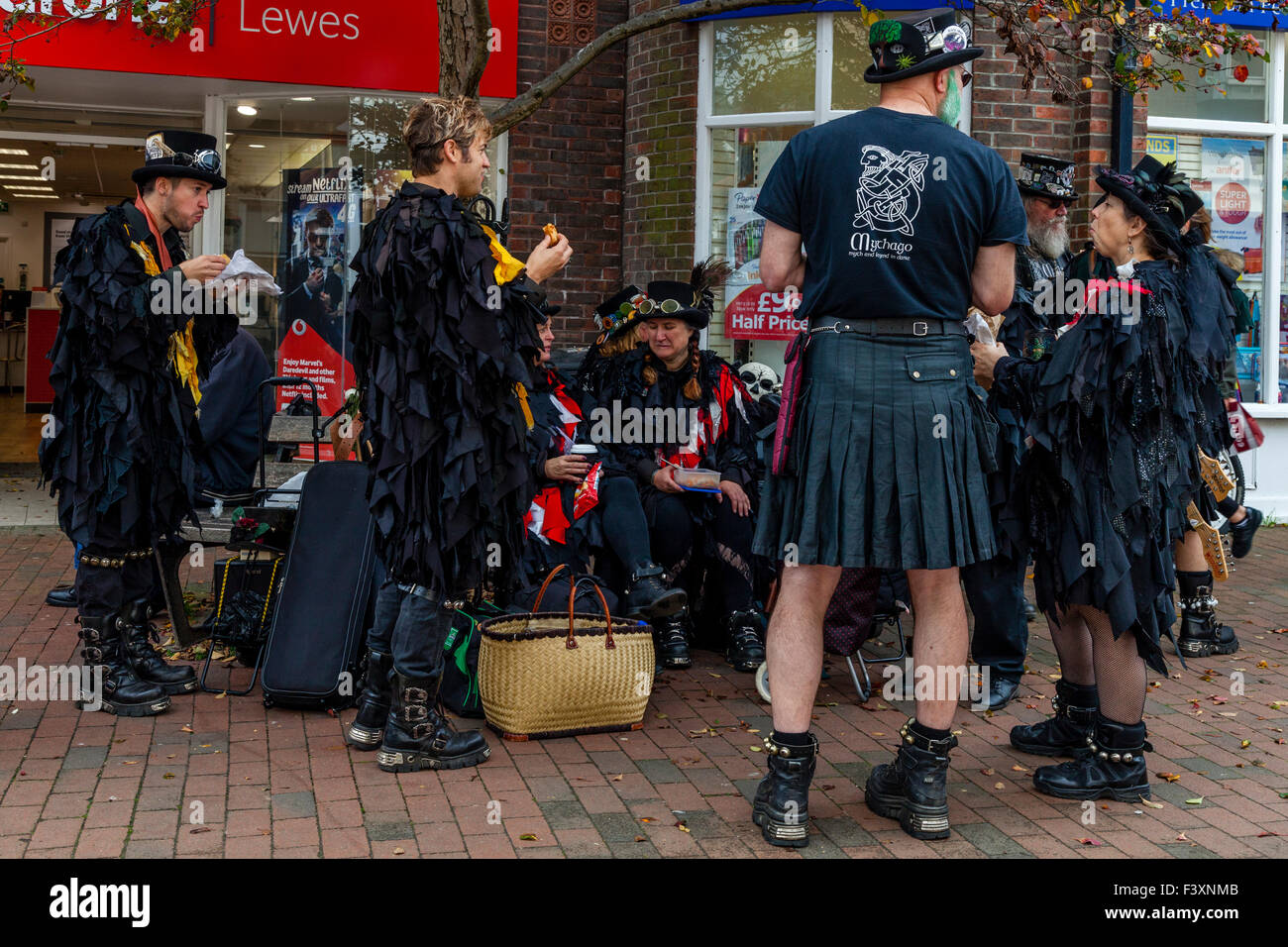 Morris ballerini da Mythago Morris Gruppo di mangiare il pranzo in Lewes High Street durante l'annuale Festival Folk, Lewes, Sussex, Regno Unito Foto Stock