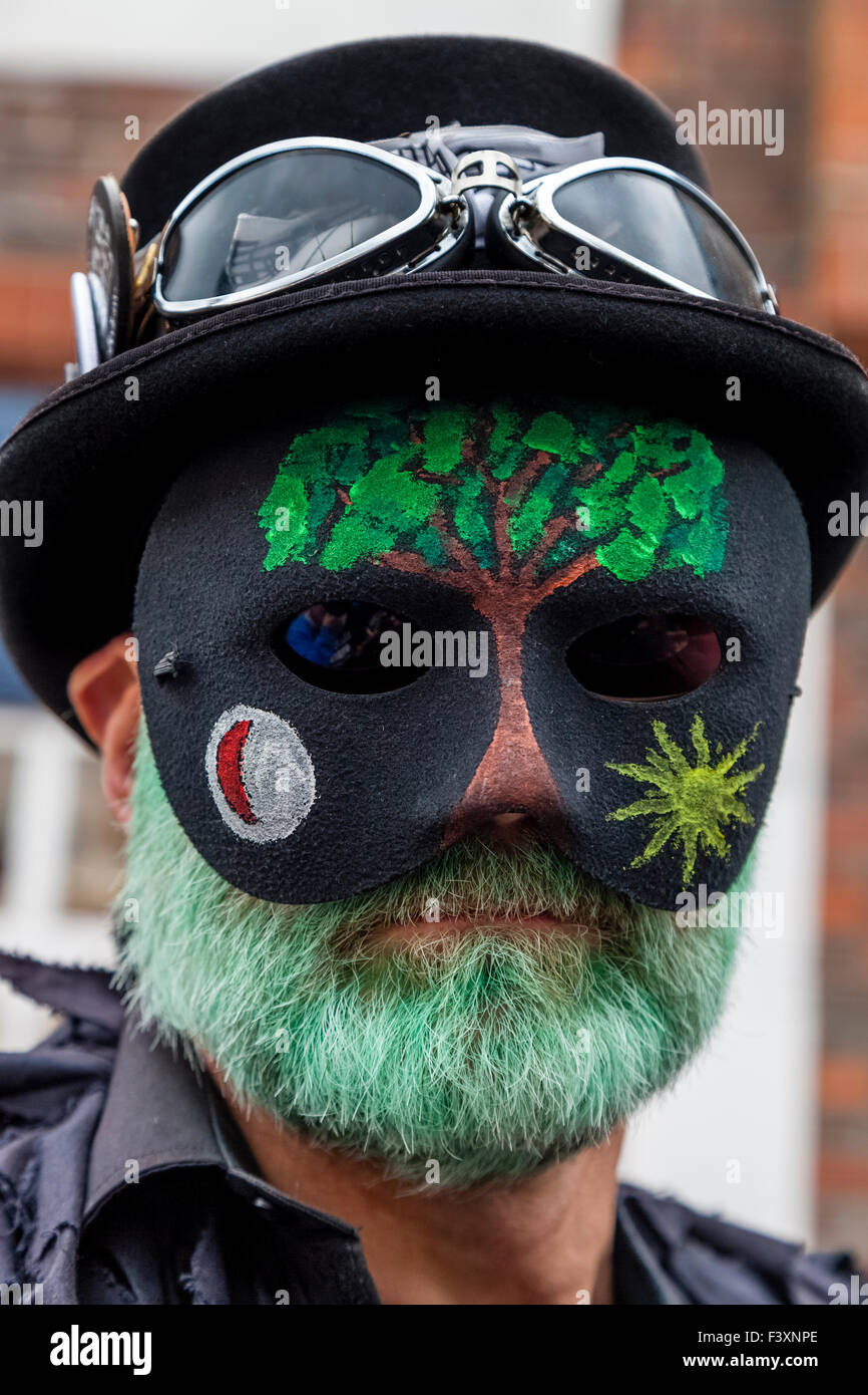 Un ballerino di Morris da Mythago Morris Gruppo di Lewes High Street durante la Città annuale Festival Folk, Lewes, Sussex, Regno Unito Foto Stock