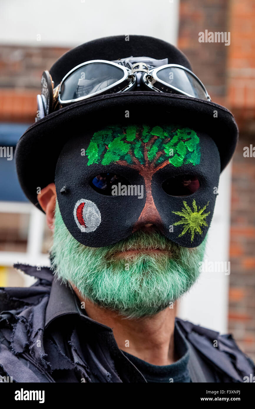 Un ballerino di Morris da Mythago Morris Gruppo di Lewes High Street durante la Città annuale Festival Folk, Lewes, Sussex, Regno Unito Foto Stock