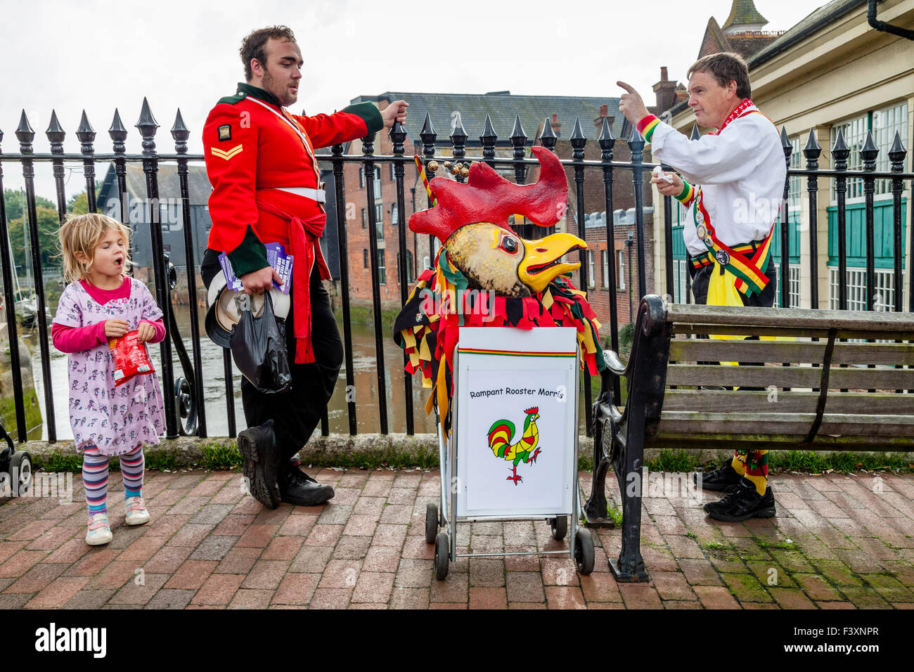 Un uomo di Morris Dal Gallo rampante Morris parla a un falò Boy in Lewes durante la Città annuale Festival Folk, Lewes, Regno Unito Foto Stock
