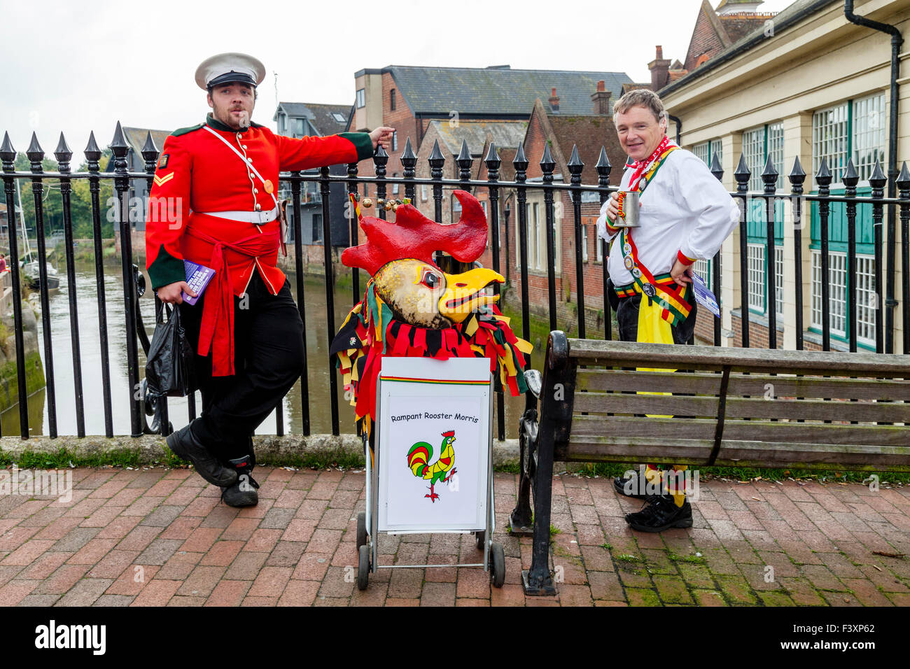 Un uomo di Morris Dal Gallo rampante Morris parla a un falò Boy in Lewes durante la Città annuale Festival Folk, Lewes, Regno Unito Foto Stock