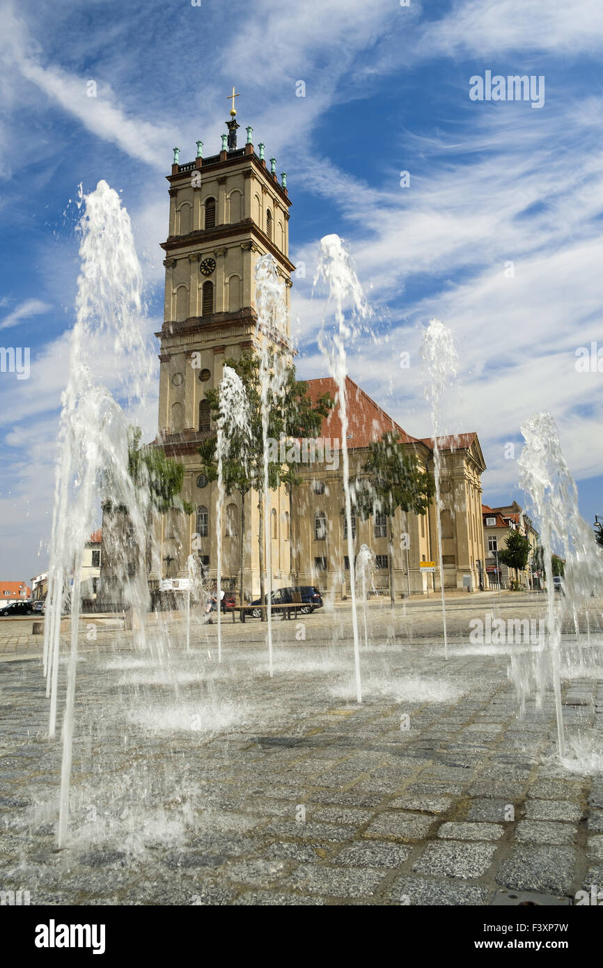Fontana di fronte Stadtkirche Neustrelitz Foto Stock