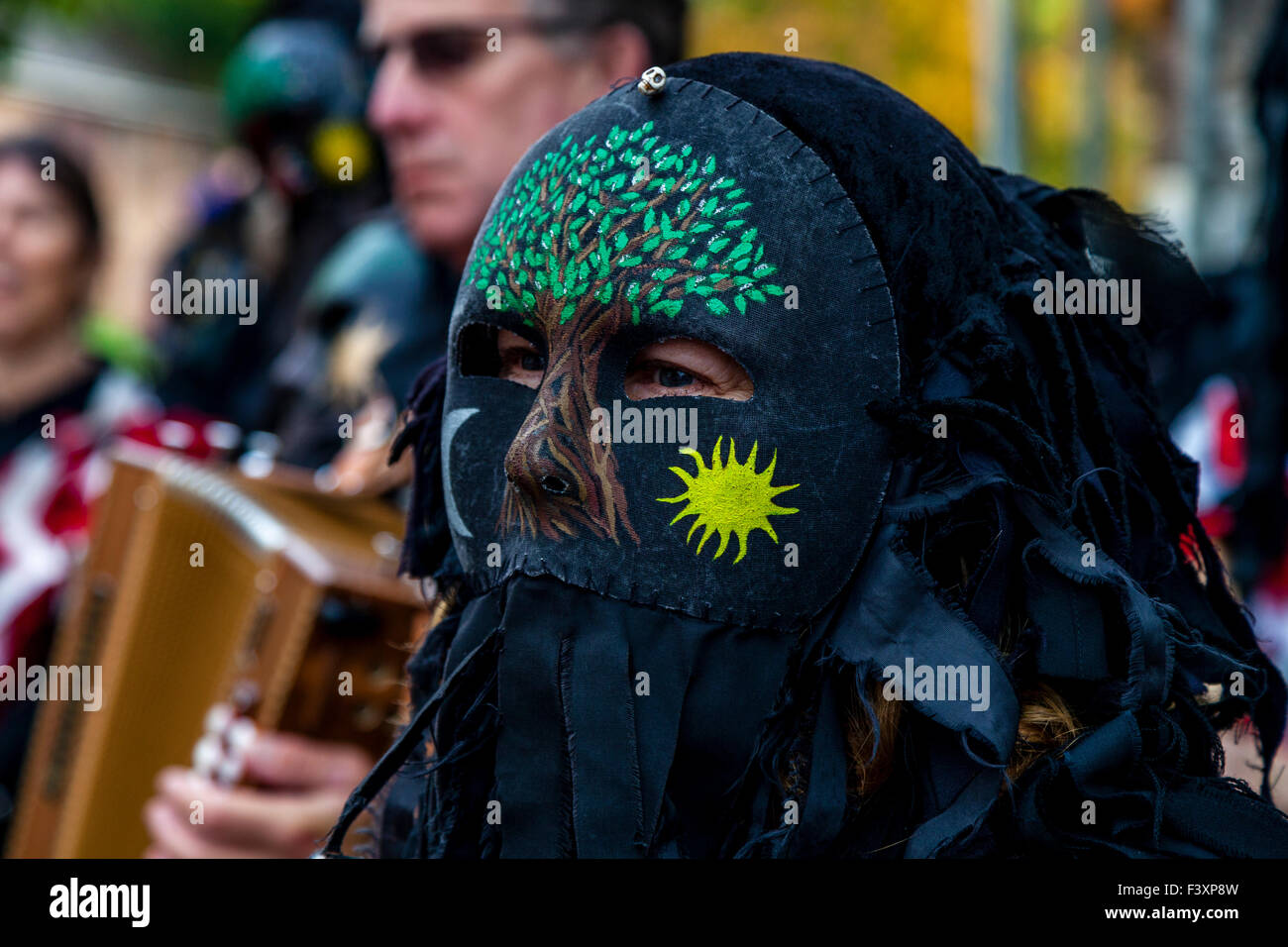 Mythago Morris ballerini attendere per eseguire presso la Snowdrop Pub in Lewes durante la Città annuale Festival Folk, Lewes, Sussex, Regno Unito Foto Stock