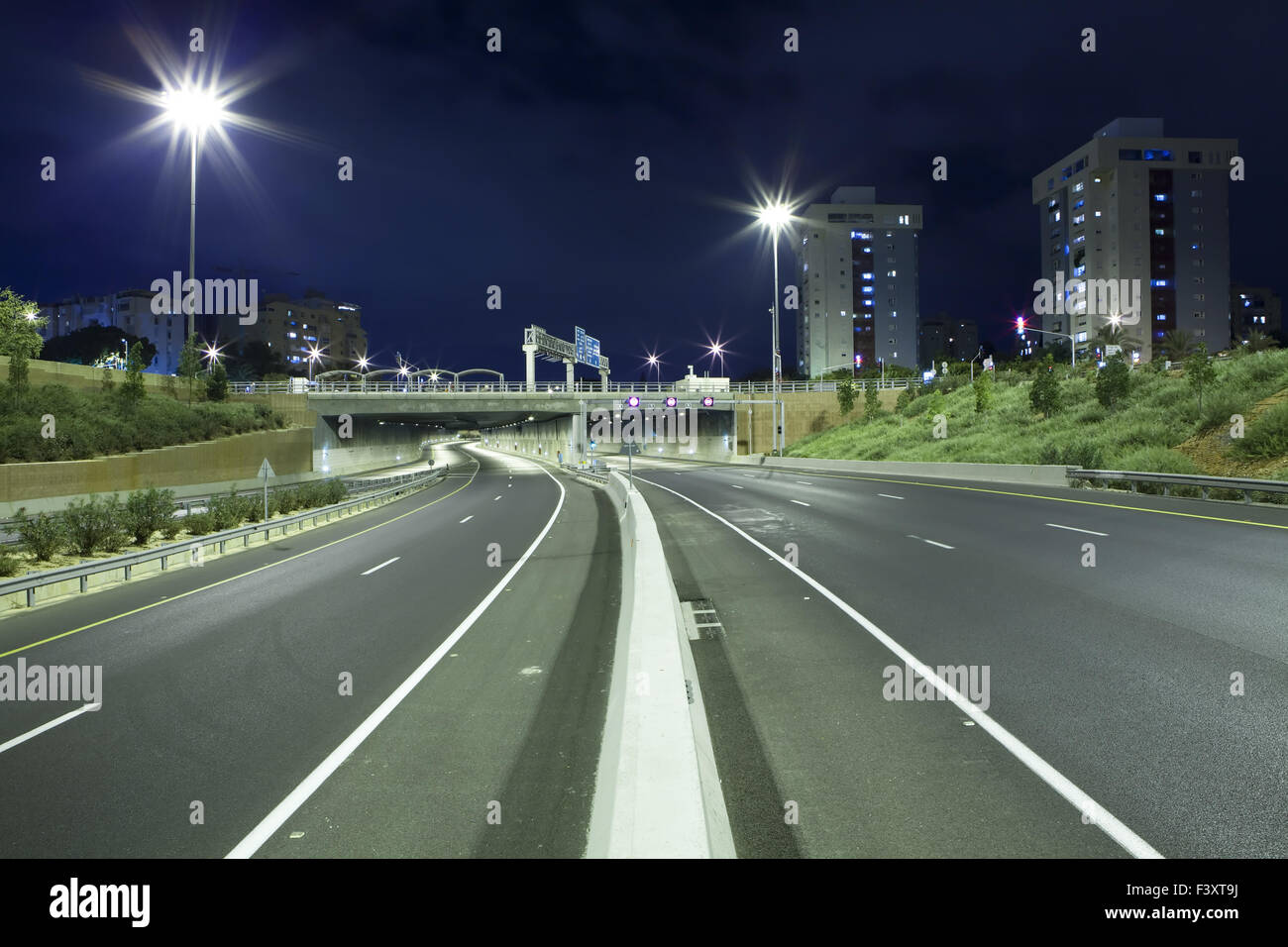 Svuotare l'autostrada di notte Foto Stock