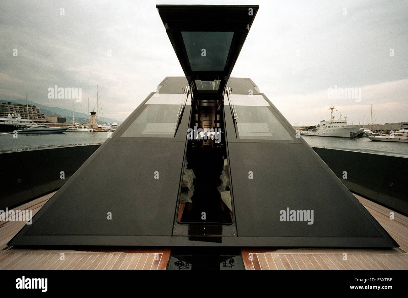 AJAXNETPHOTO. 28 SETT 2003. MONTE CARLO, monaco. - Bombardiere STEALTH O SUPER YACHT? - L'estremità anteriore della nuova Wally Power 118 TRIPLE TURBINA A GAS POWERED motor yacht. Foto:JONATHAN EASTLAND/AJAX. REF:31009/13 Foto Stock