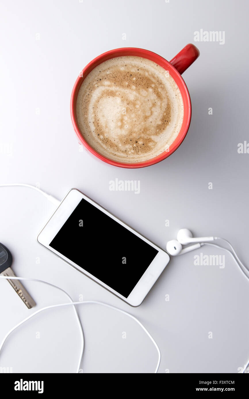 Il telefono e il caffè sul tavolo di legno dal di sopra Foto Stock