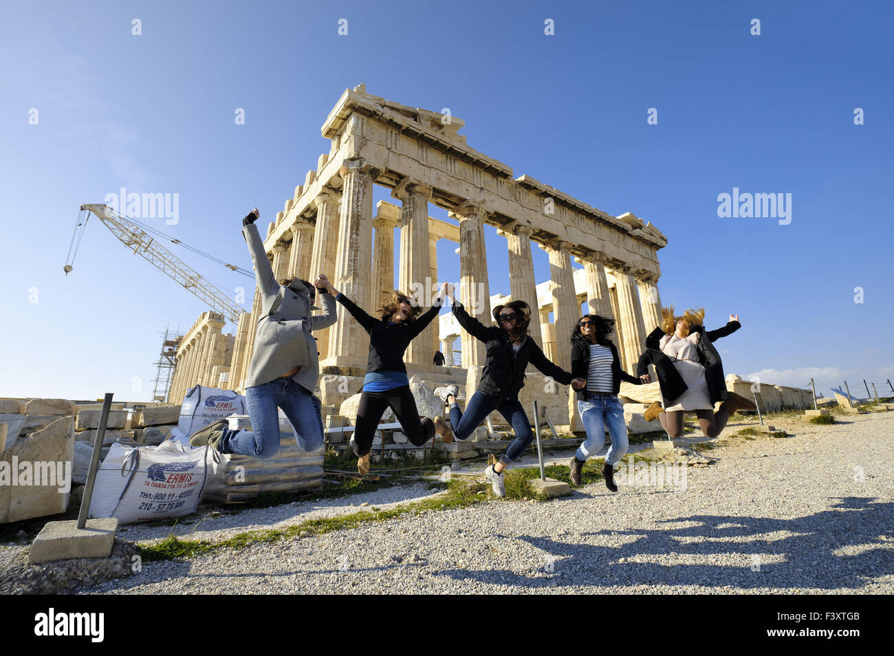 Salti di gioia al Partenone Acropoli di Atene Foto Stock