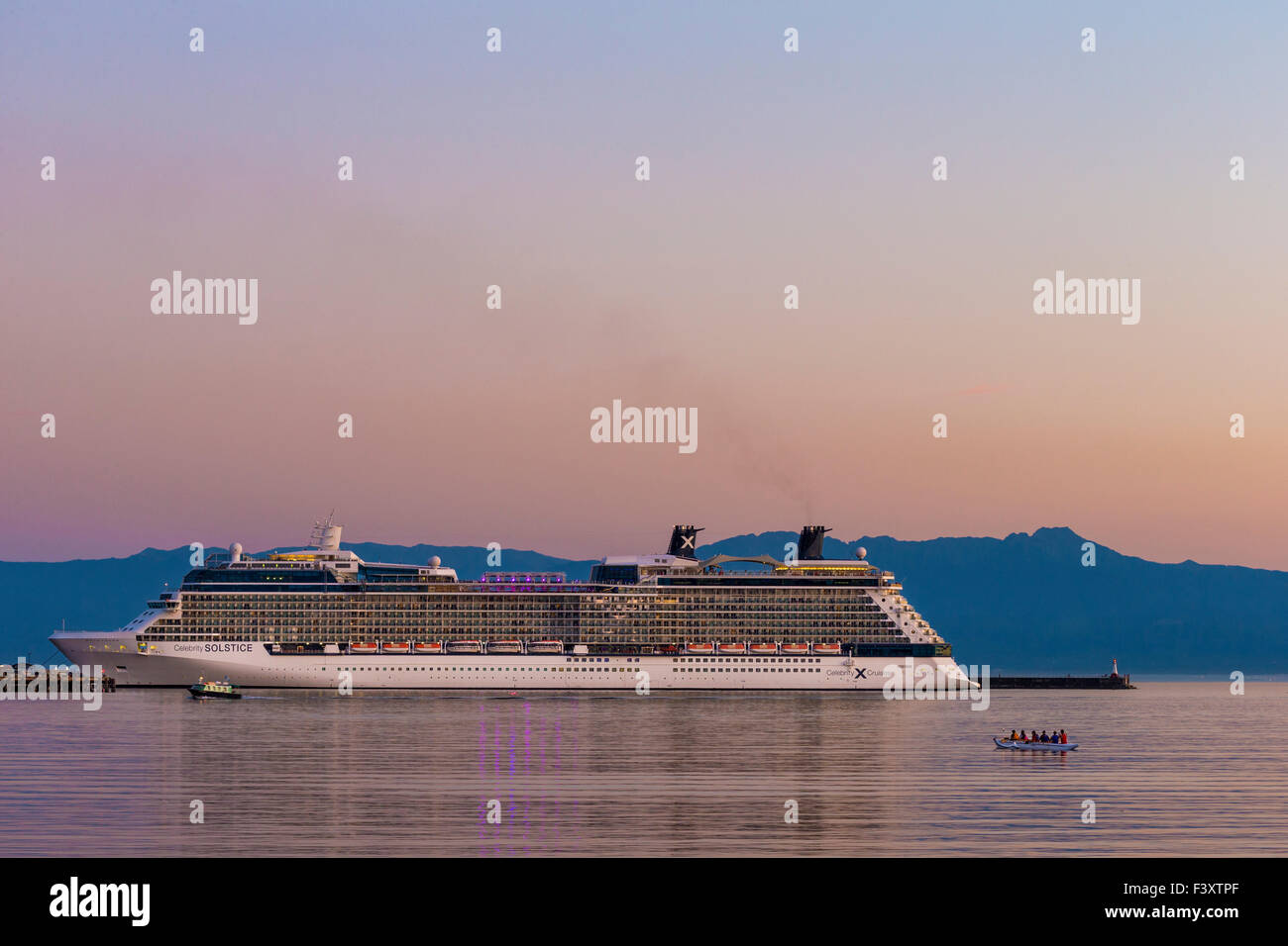 Luxury cruiseship Celebrity Solstice nel porto di Victoria al crepuscolo-Victoria, British Columbia, Canada. Foto Stock