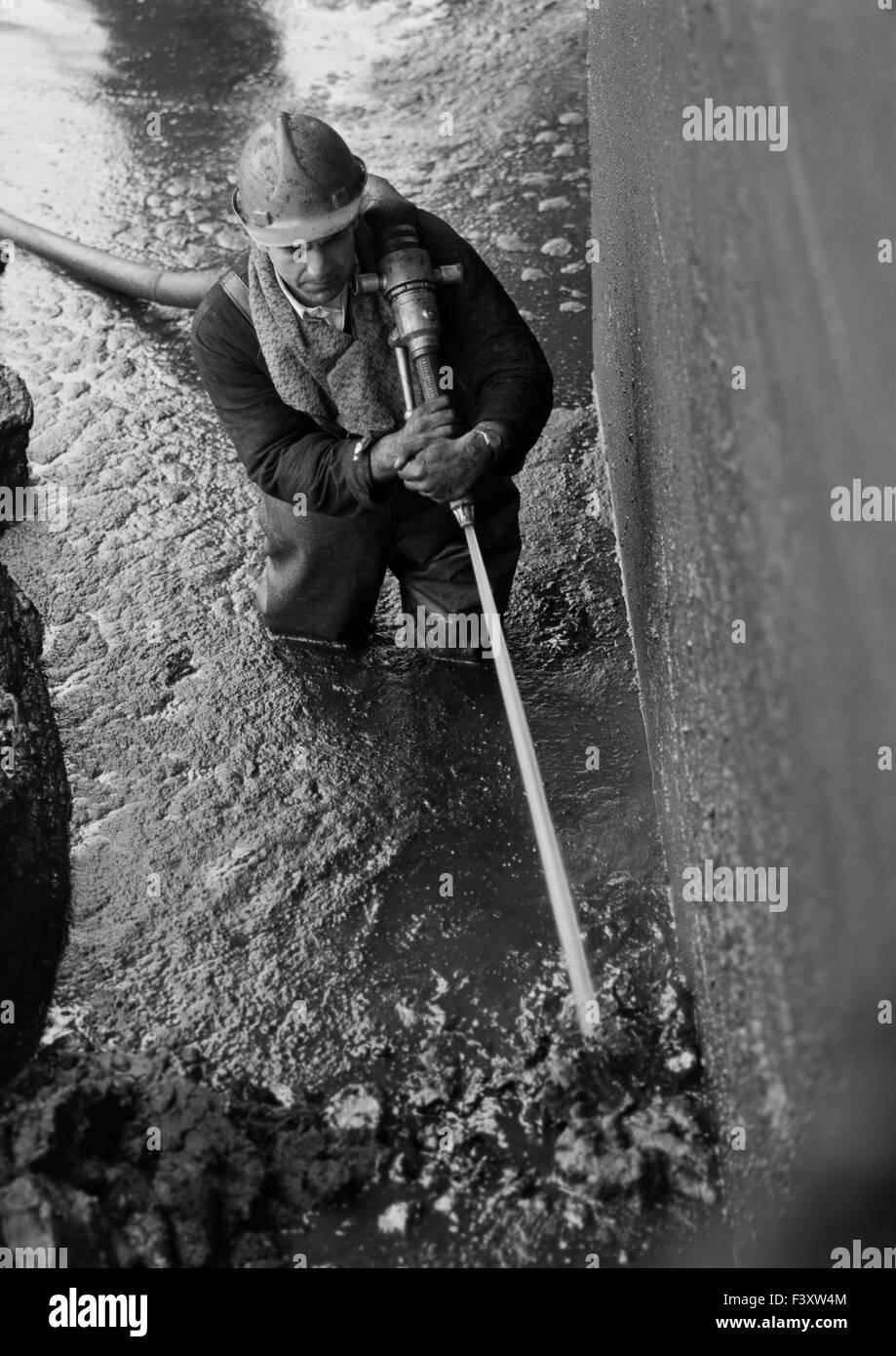 Workman flessibili di pressione per pulire un bacino di impasto in una miniera di carbone Foto Stock