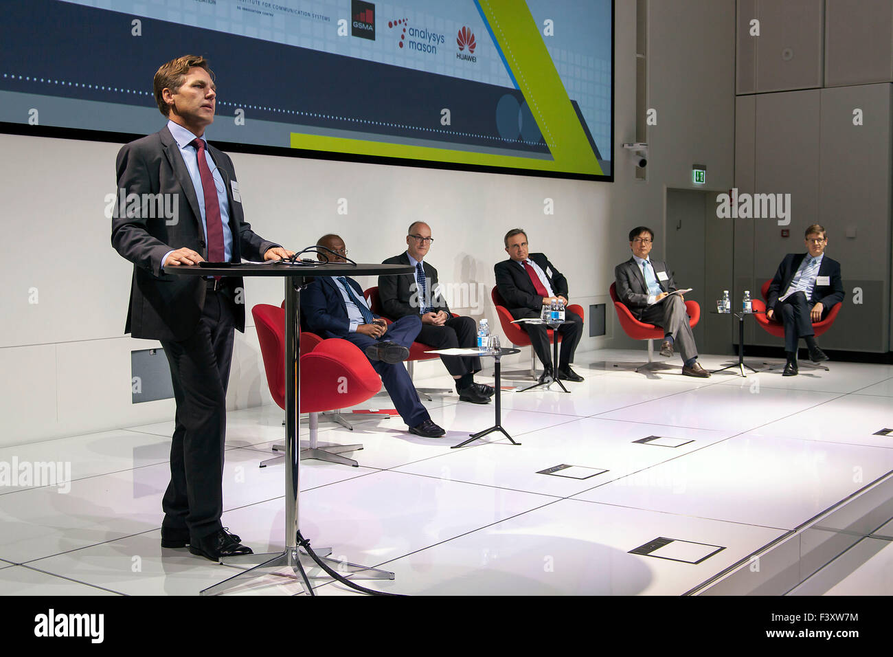 Copenhagen, Danimarca, Ottobre 13th, 2015.Il sig. Anders Bohlin (L), economista senior, Banca europea per gli investimenti, parla al mondo Wireless Forum di ricerca "5G" Huddle 2 giorni di conferenza di Copenhagen. Credito: OJPHOTOS/Alamy Live News Foto Stock