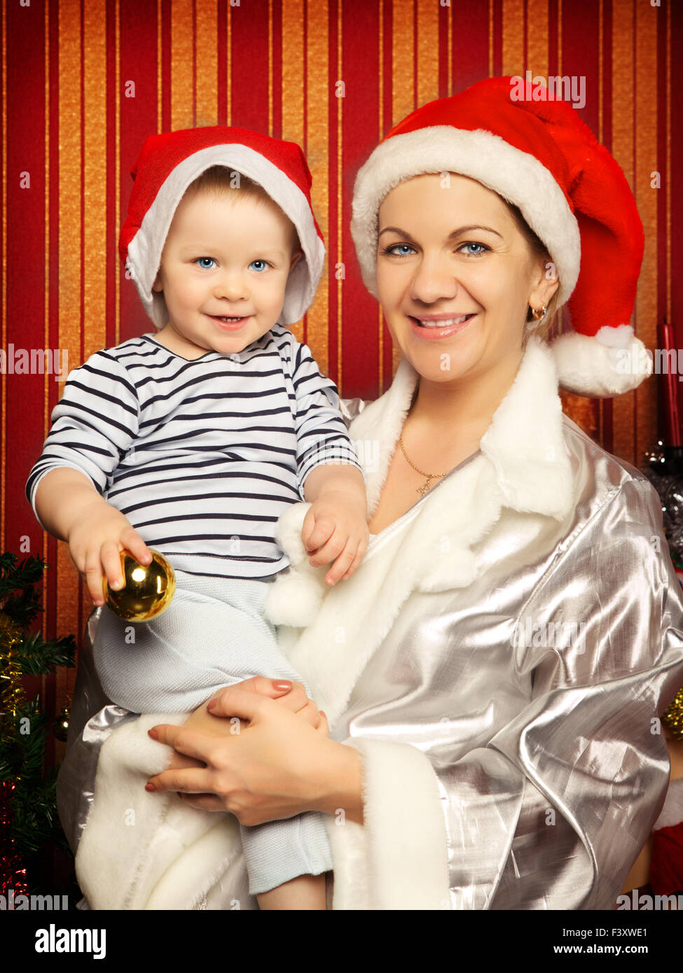 La madre e il bambino vicino a Natale tre Foto Stock