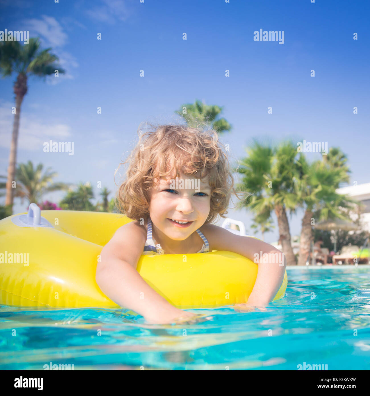 Bambini in piscina Foto Stock