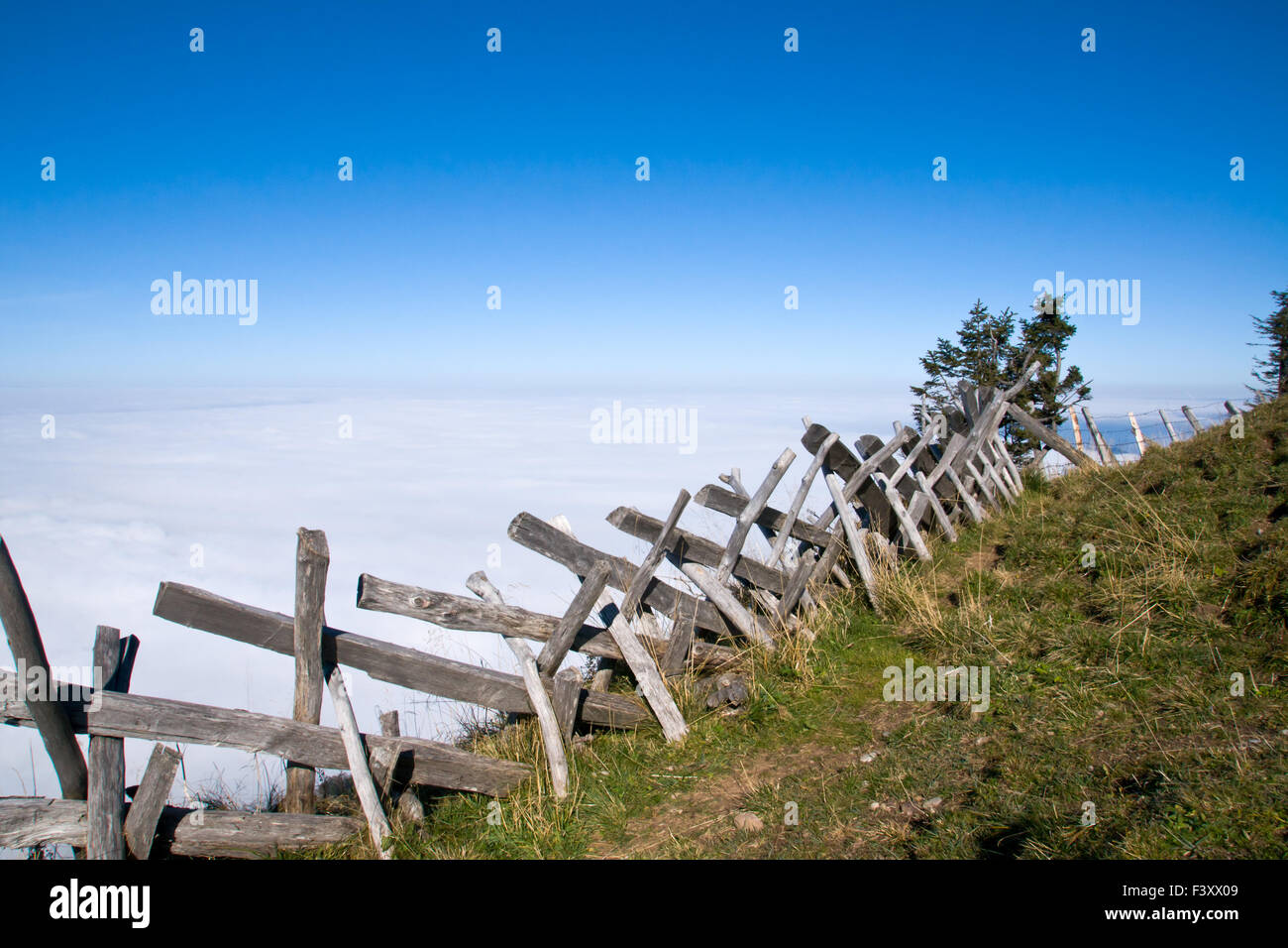 Una recinzione di legno sopra le nuvole nelle alpi svizzere Foto Stock