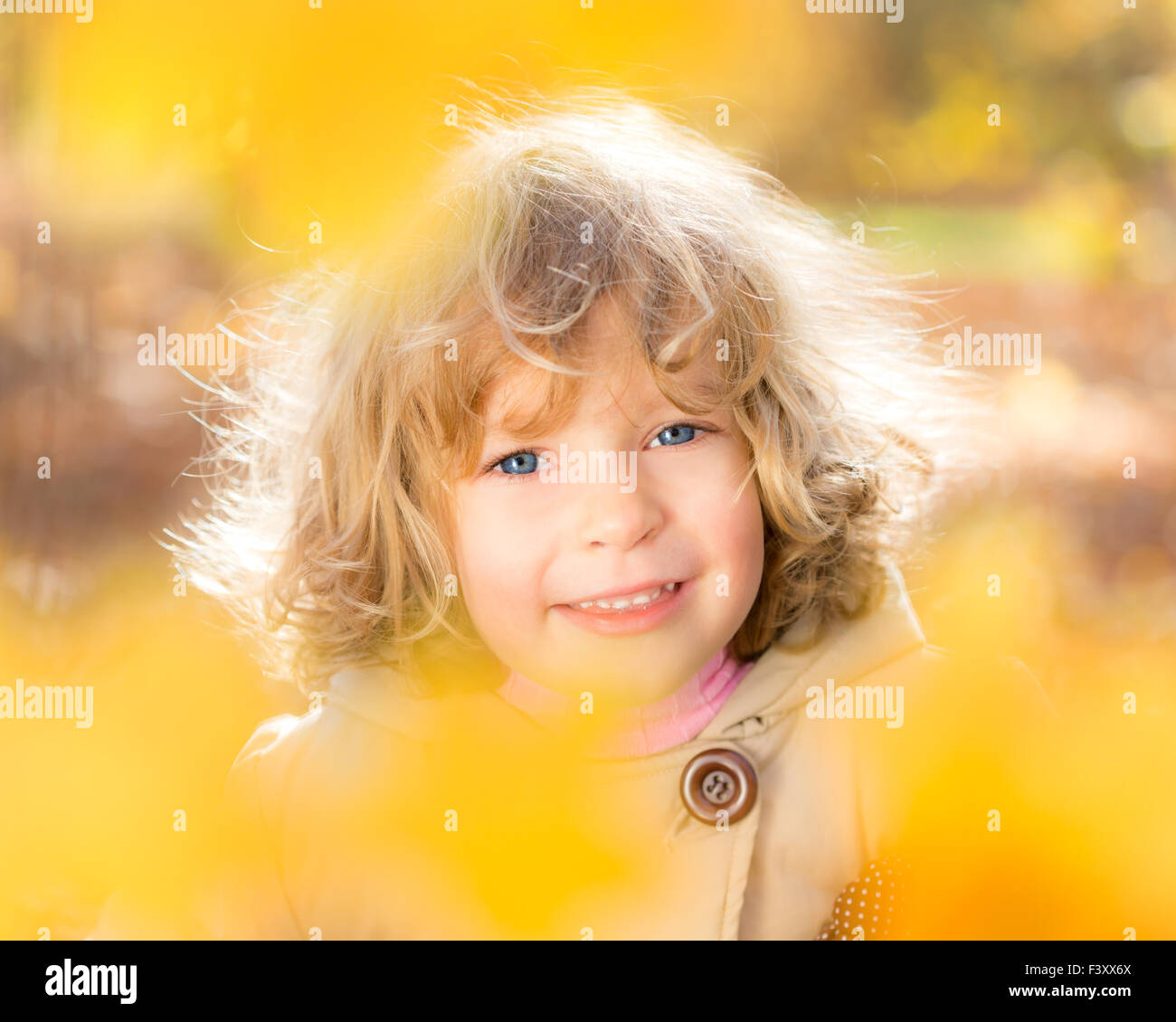 Bambino in autunno park Foto Stock