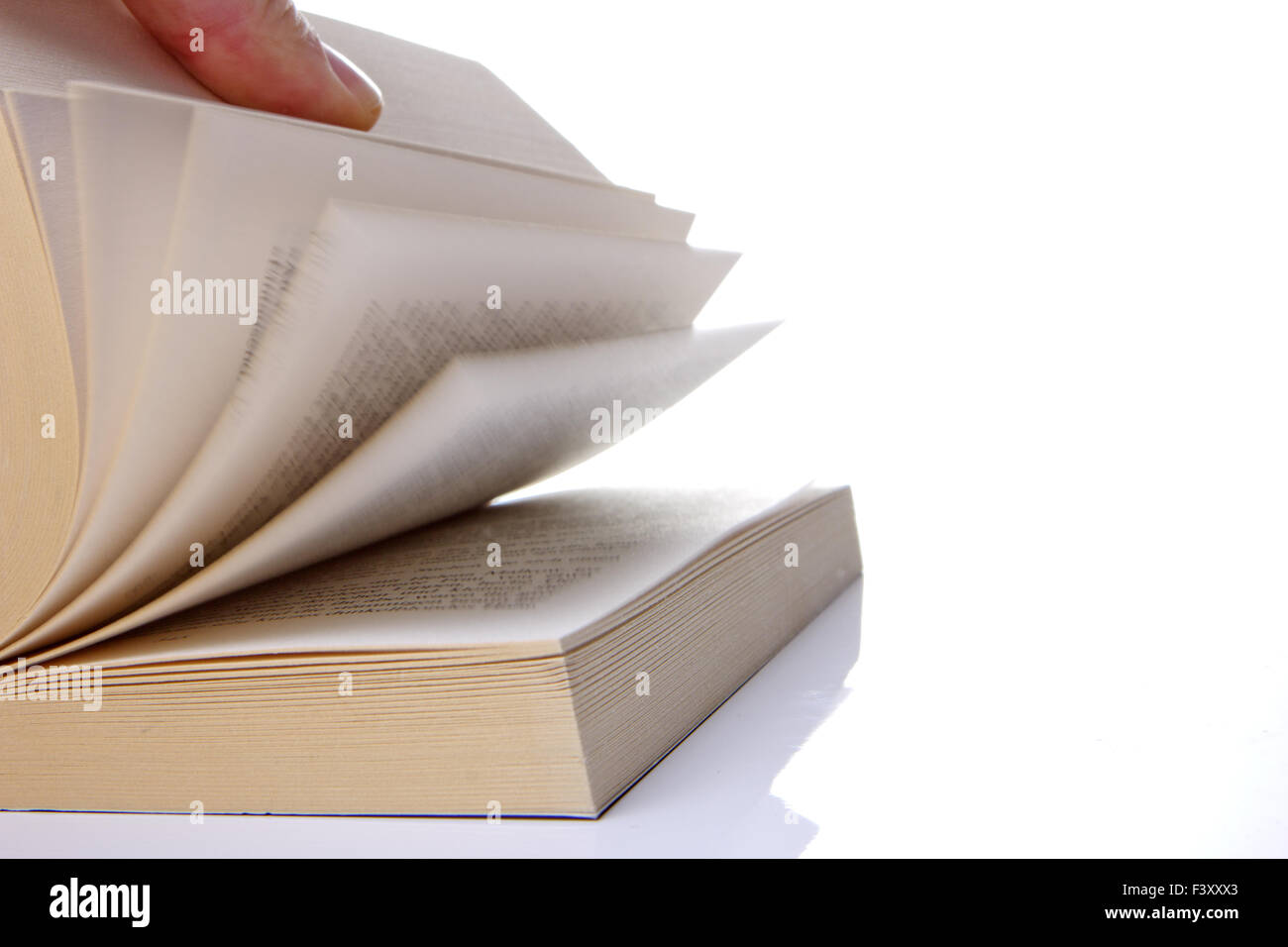 Il libro è fatto scorrere con una sola mano Foto Stock